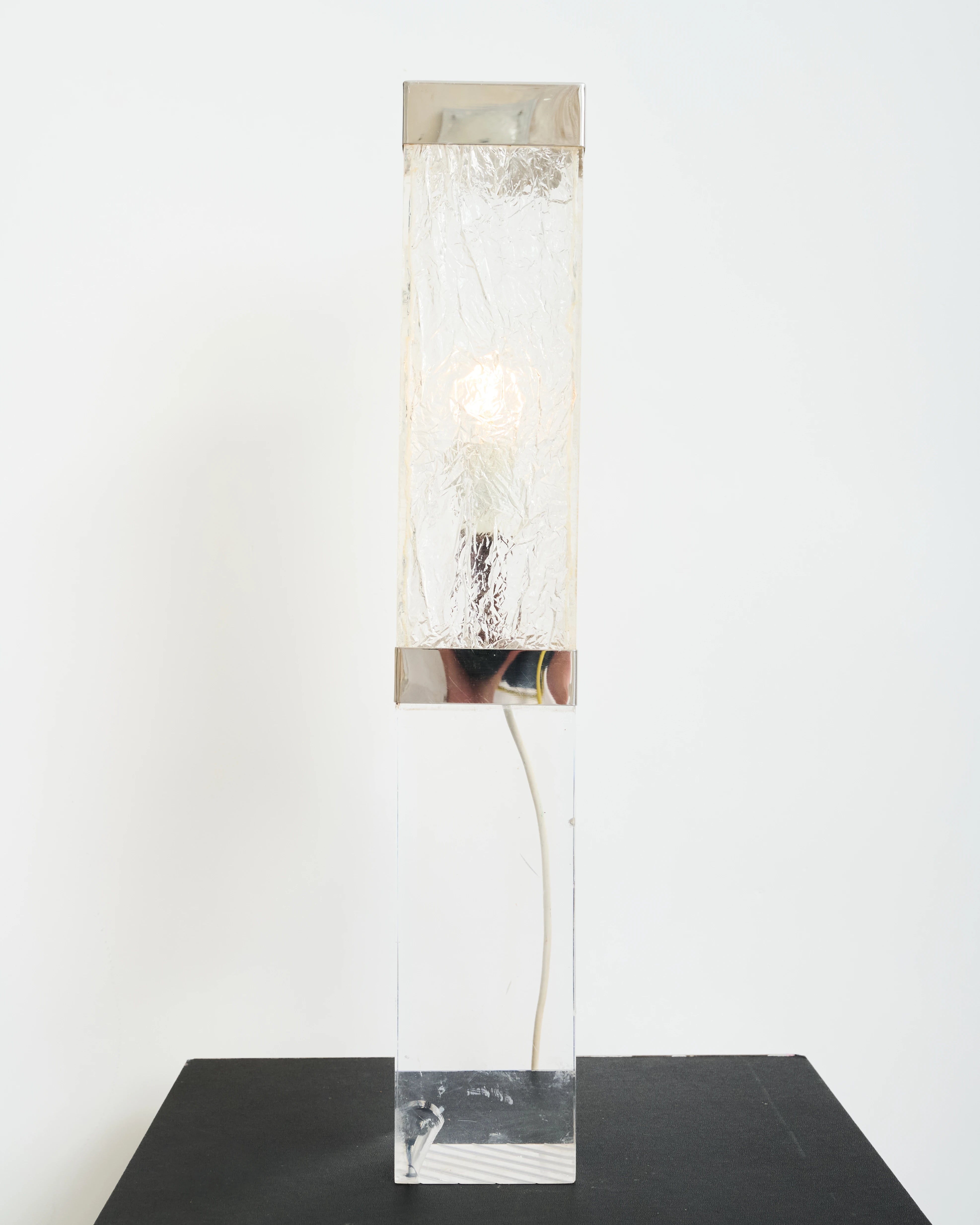 Lampe à poser en plexiglas et aluminium, Italie, 1970s