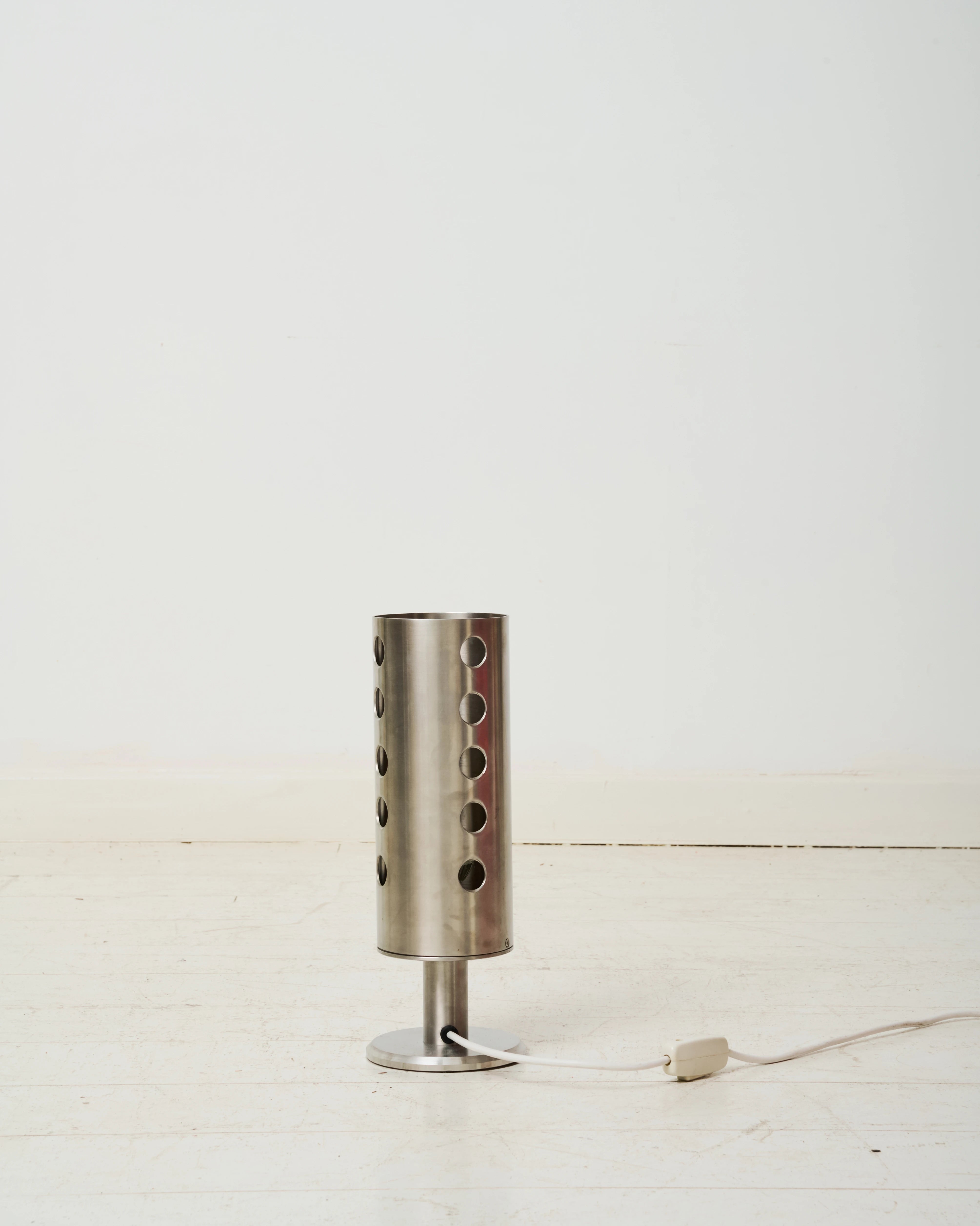 Lampe à poser en aluminium brossé ajouré, 1980-1990s