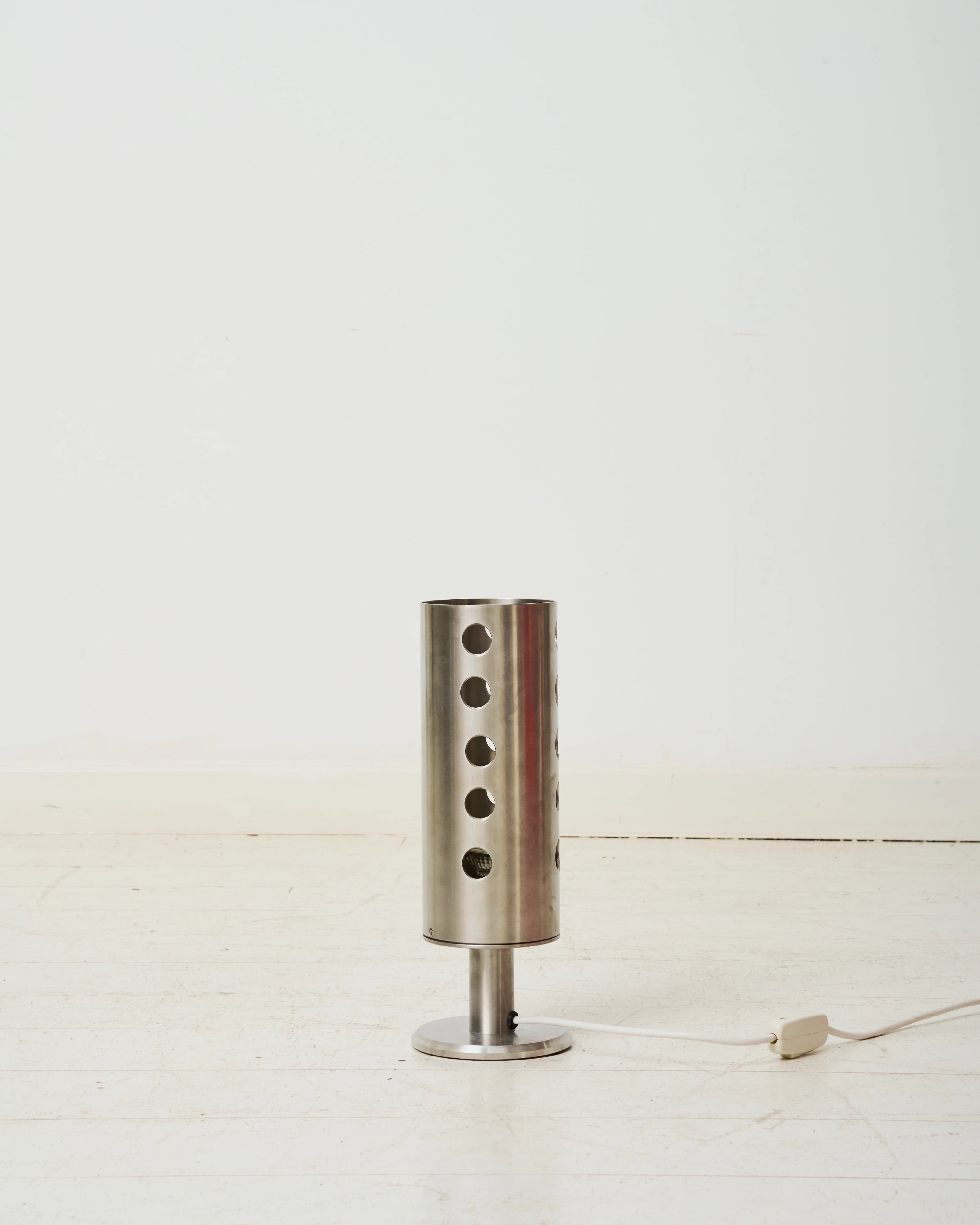 Lampe à poser en aluminium brossé ajouré, 1980-1990s
