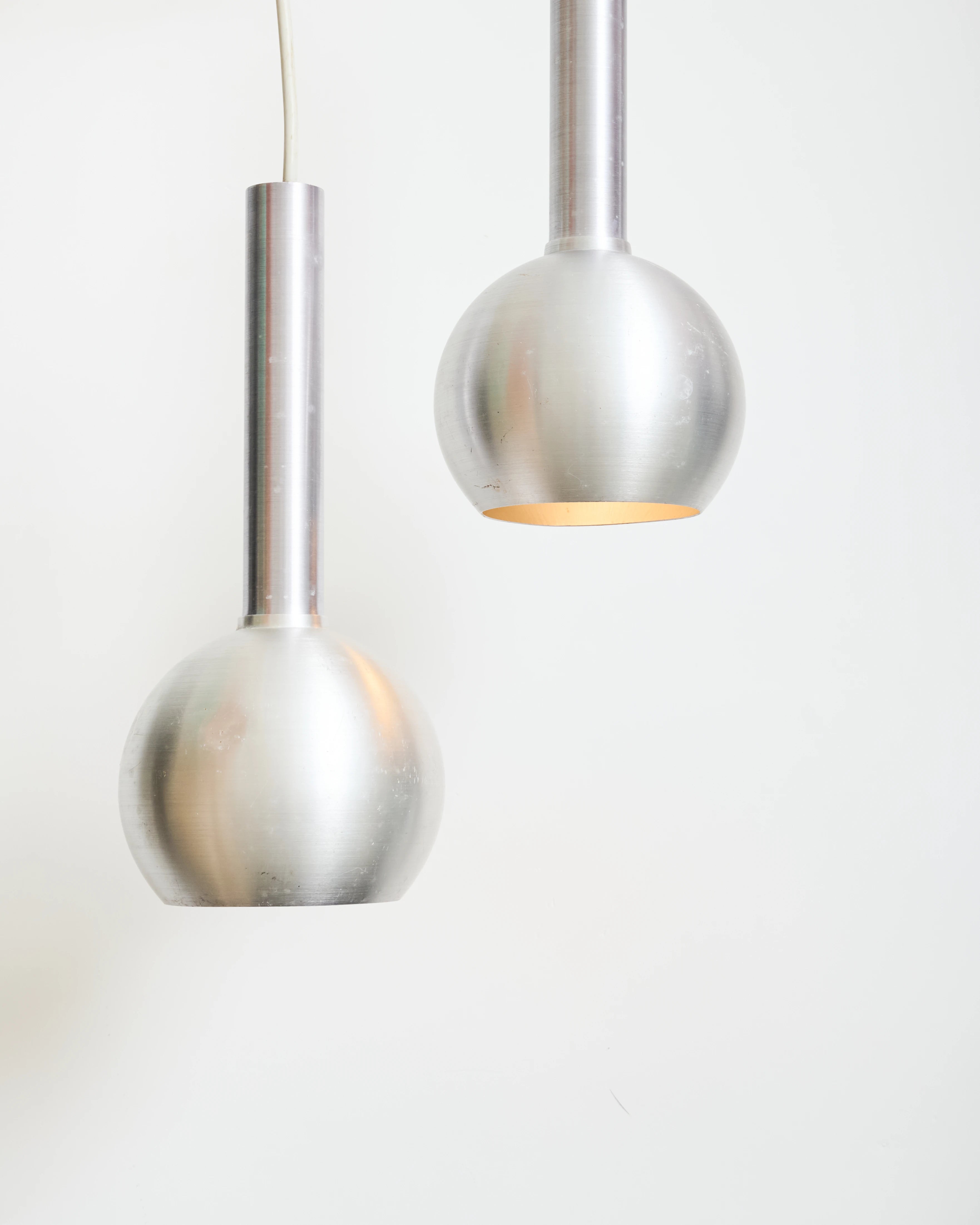 Paire de suspensions boule, aluminium brossé, 1970-1980