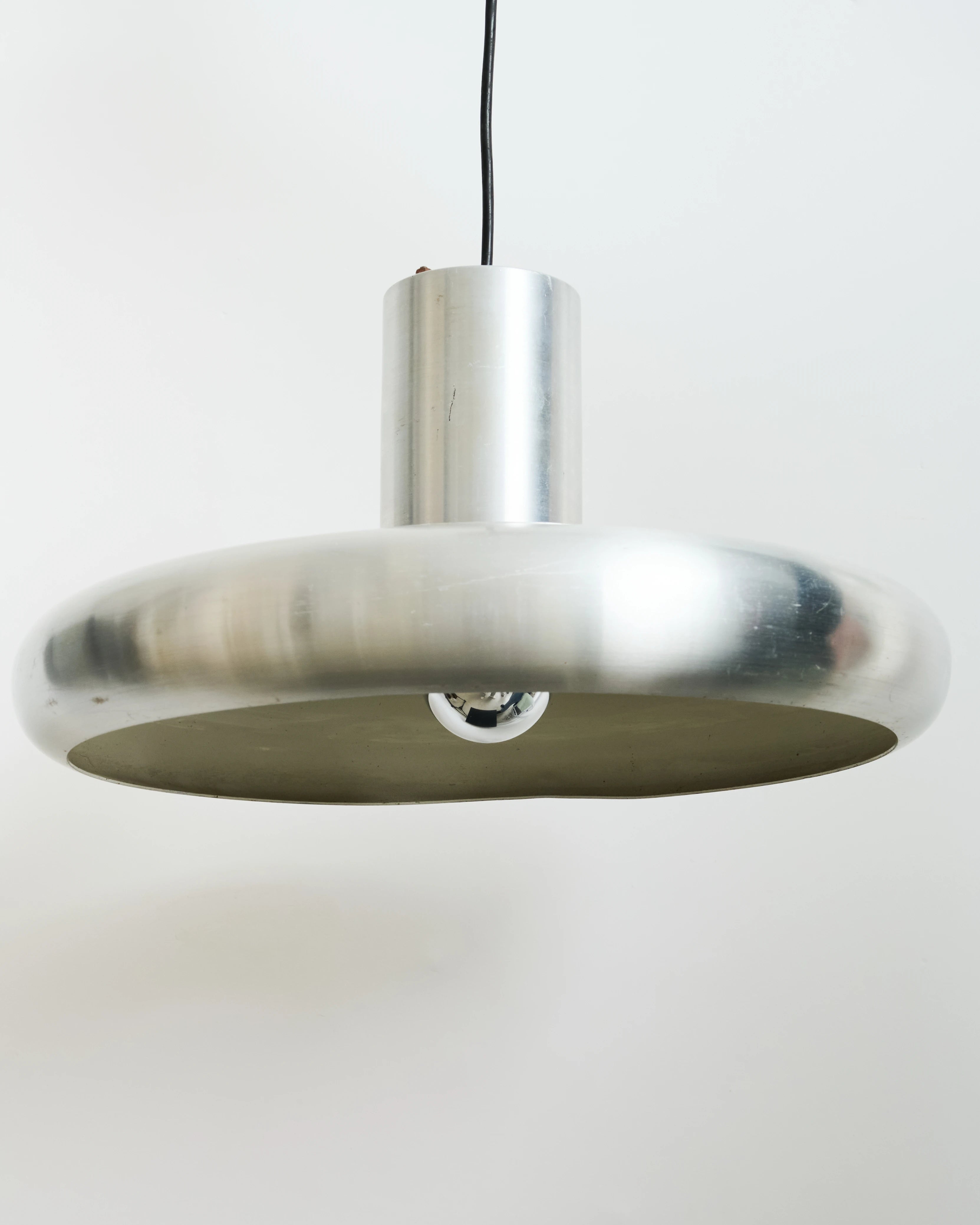 Suspension ronde, aluminium brossé et intérieur laqué blanc (1 sur 2), 1970-1980