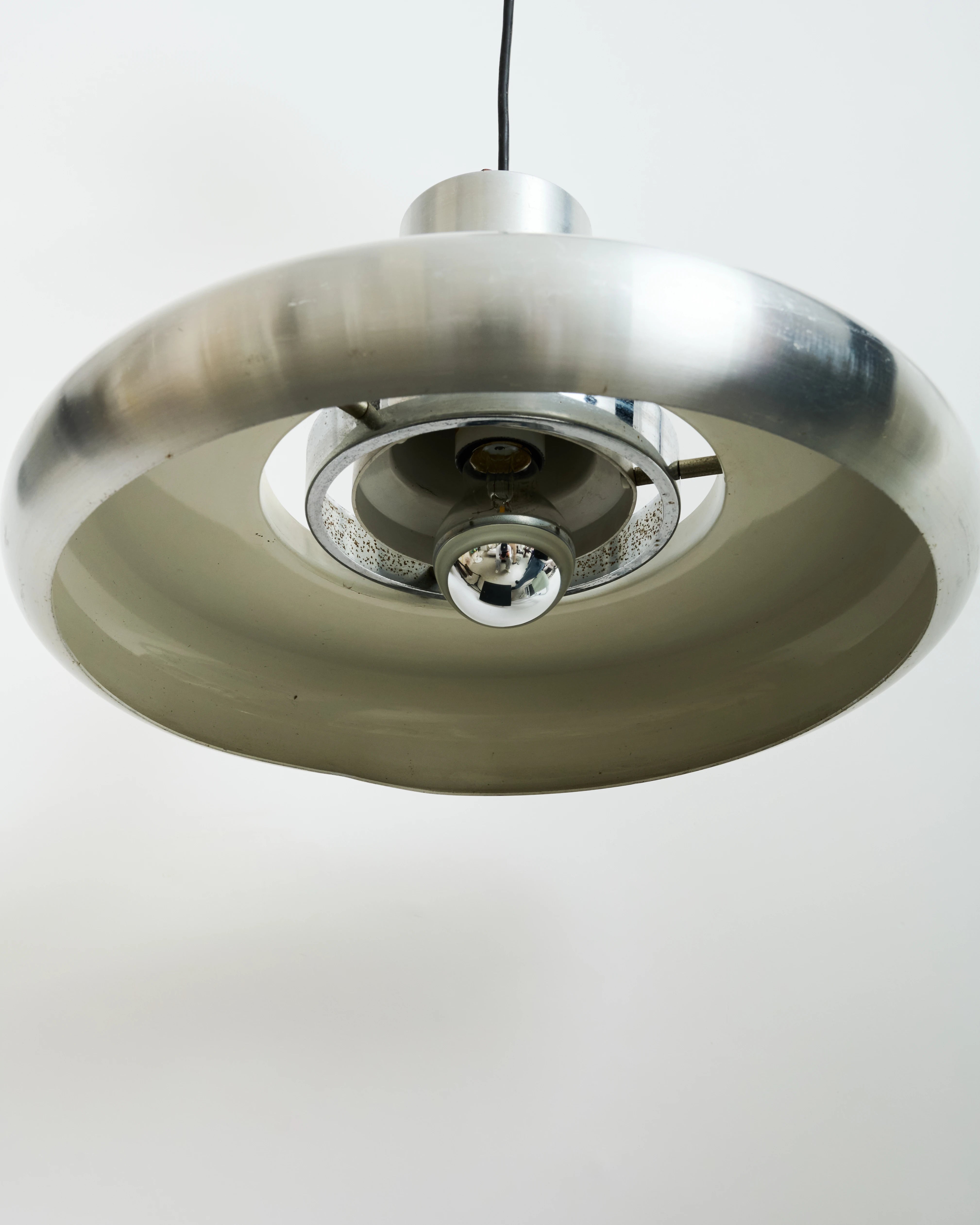 Suspension ronde, aluminium brossé et intérieur laqué blanc (1 sur 2), 1970-1980