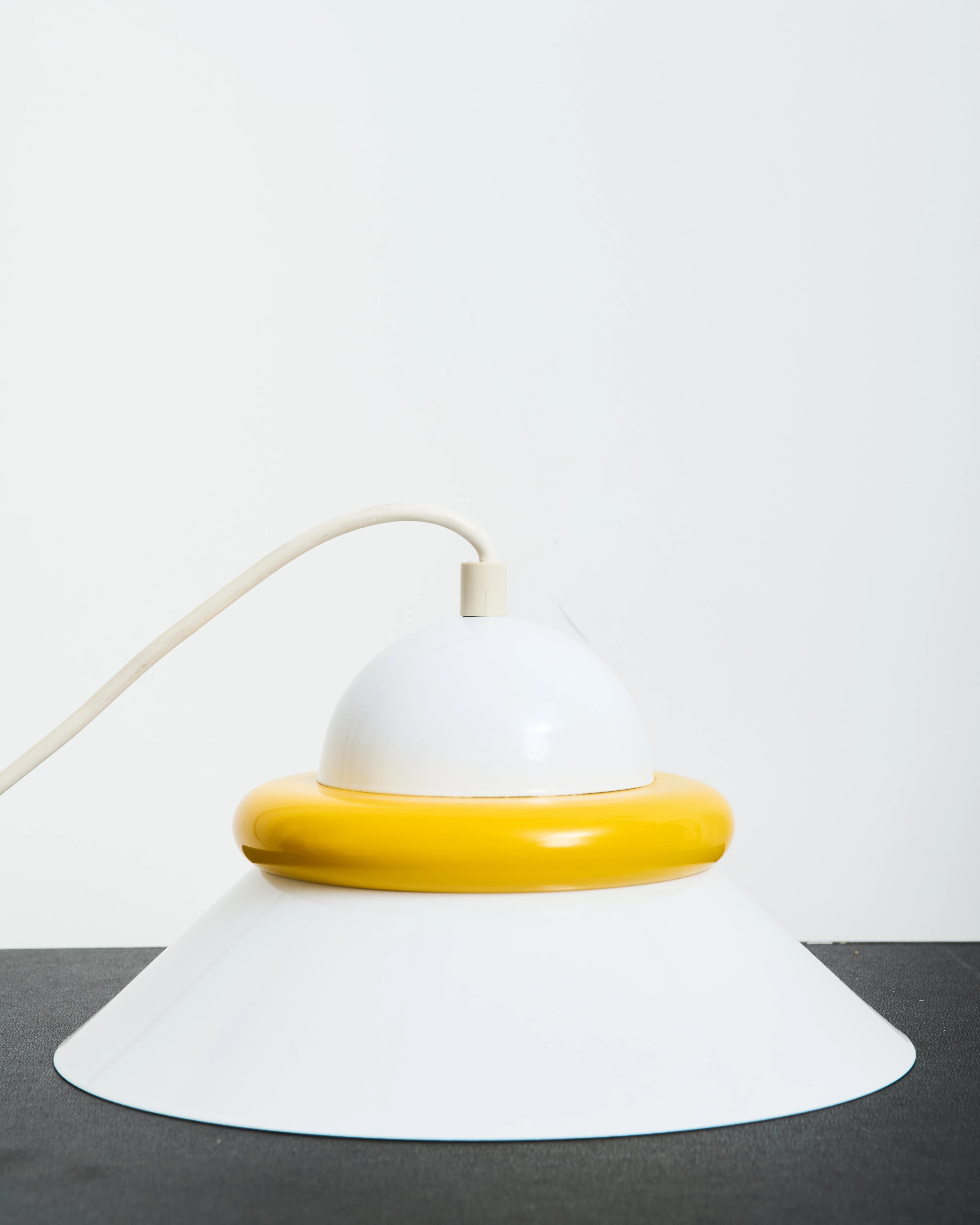 Duo de suspensions bicolore jaune et blanc, Italie, 1970s