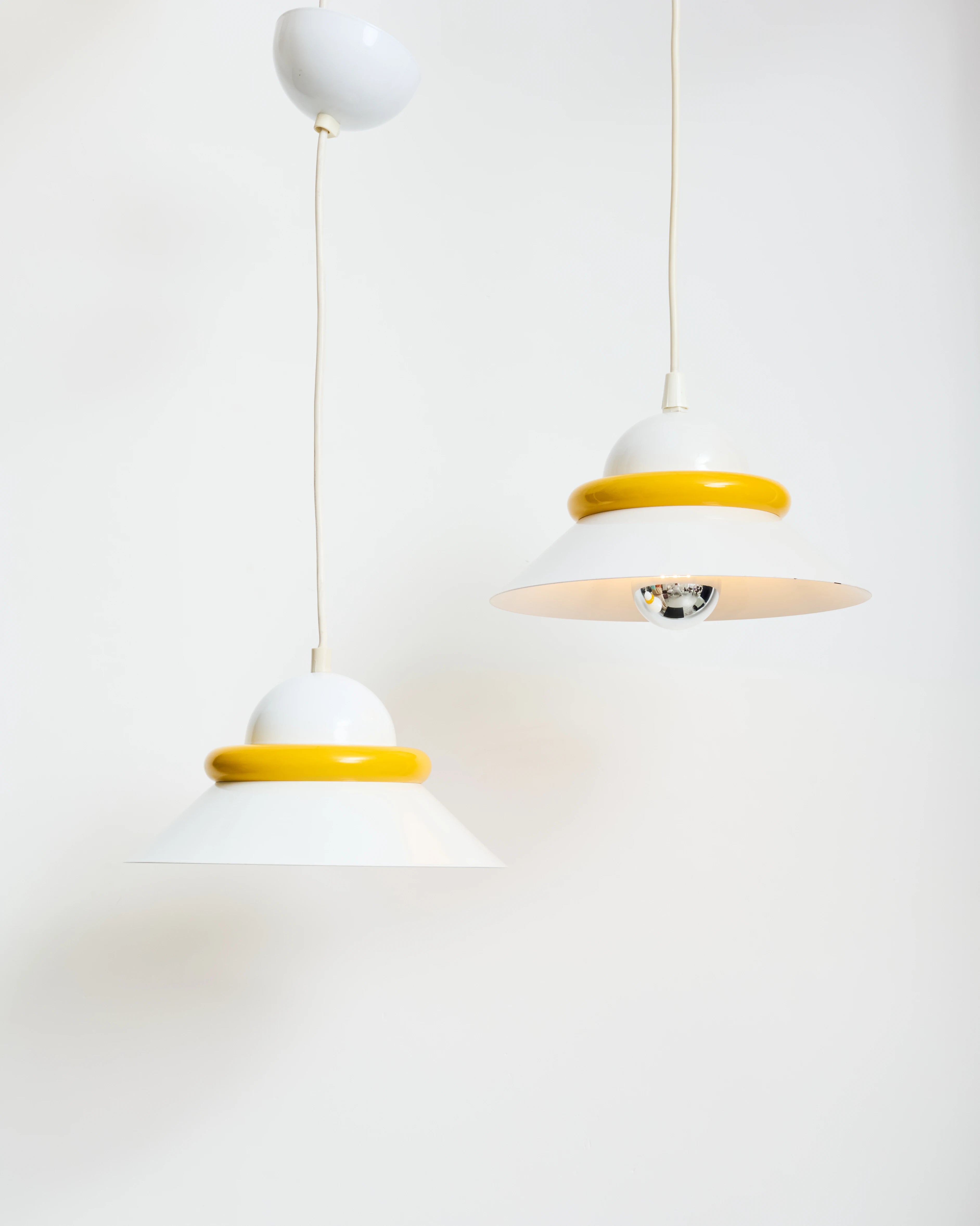 Duo de suspensions bicolore jaune et blanc, Italie, 1970s
