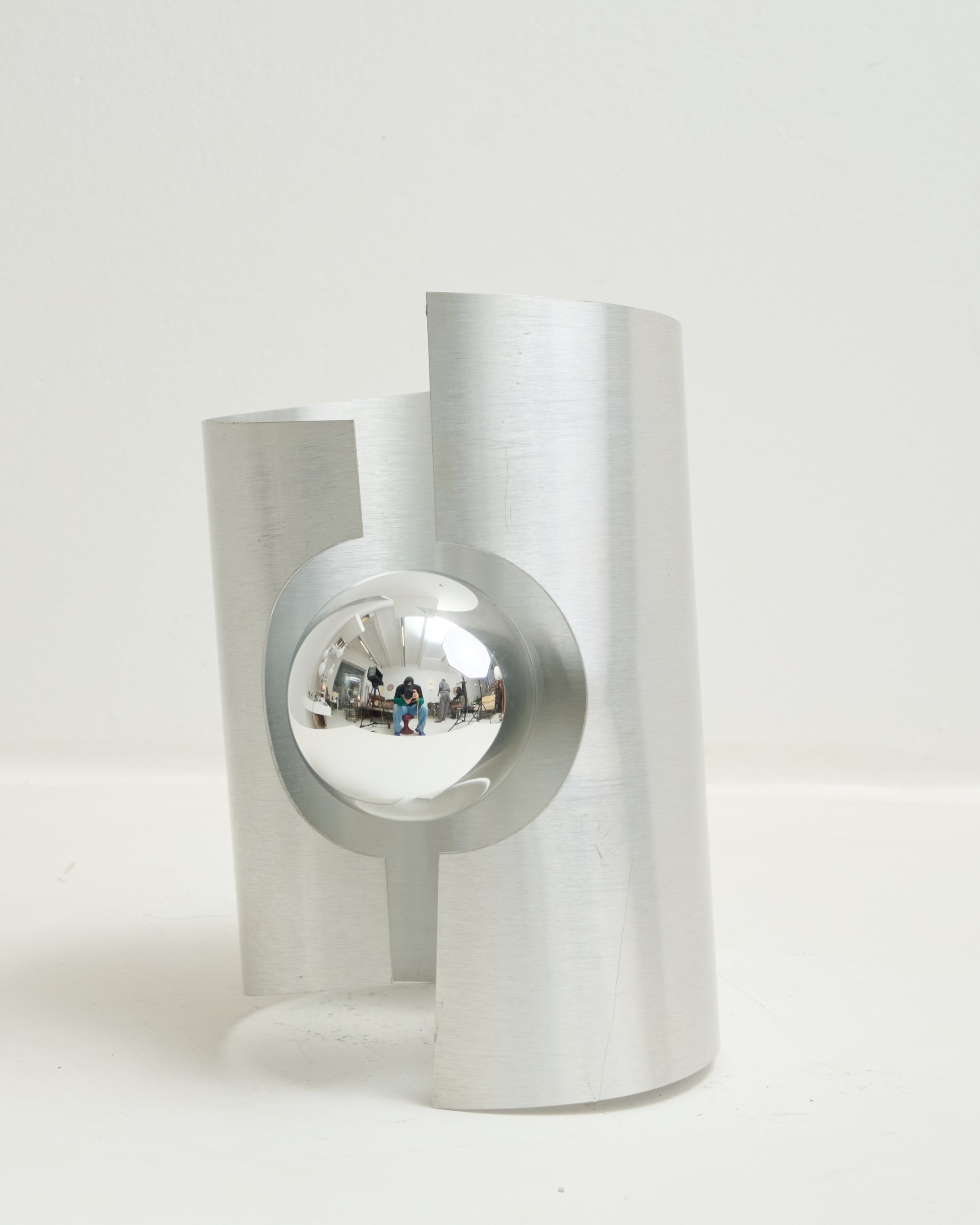 Applique asymétrique Space age, aluminium brossé, 1970-1980