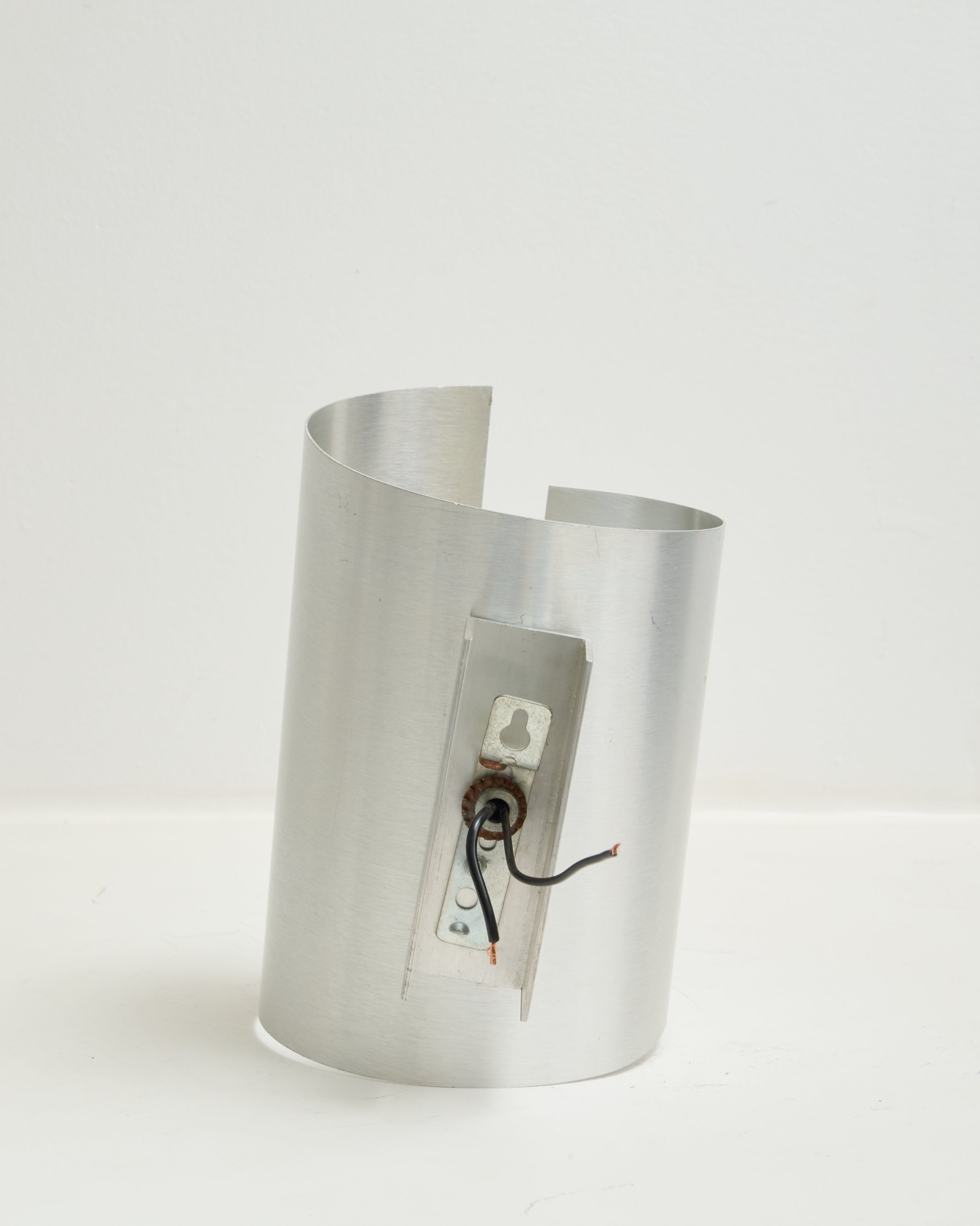 Applique asymétrique Space age, aluminium brossé, 1970-1980