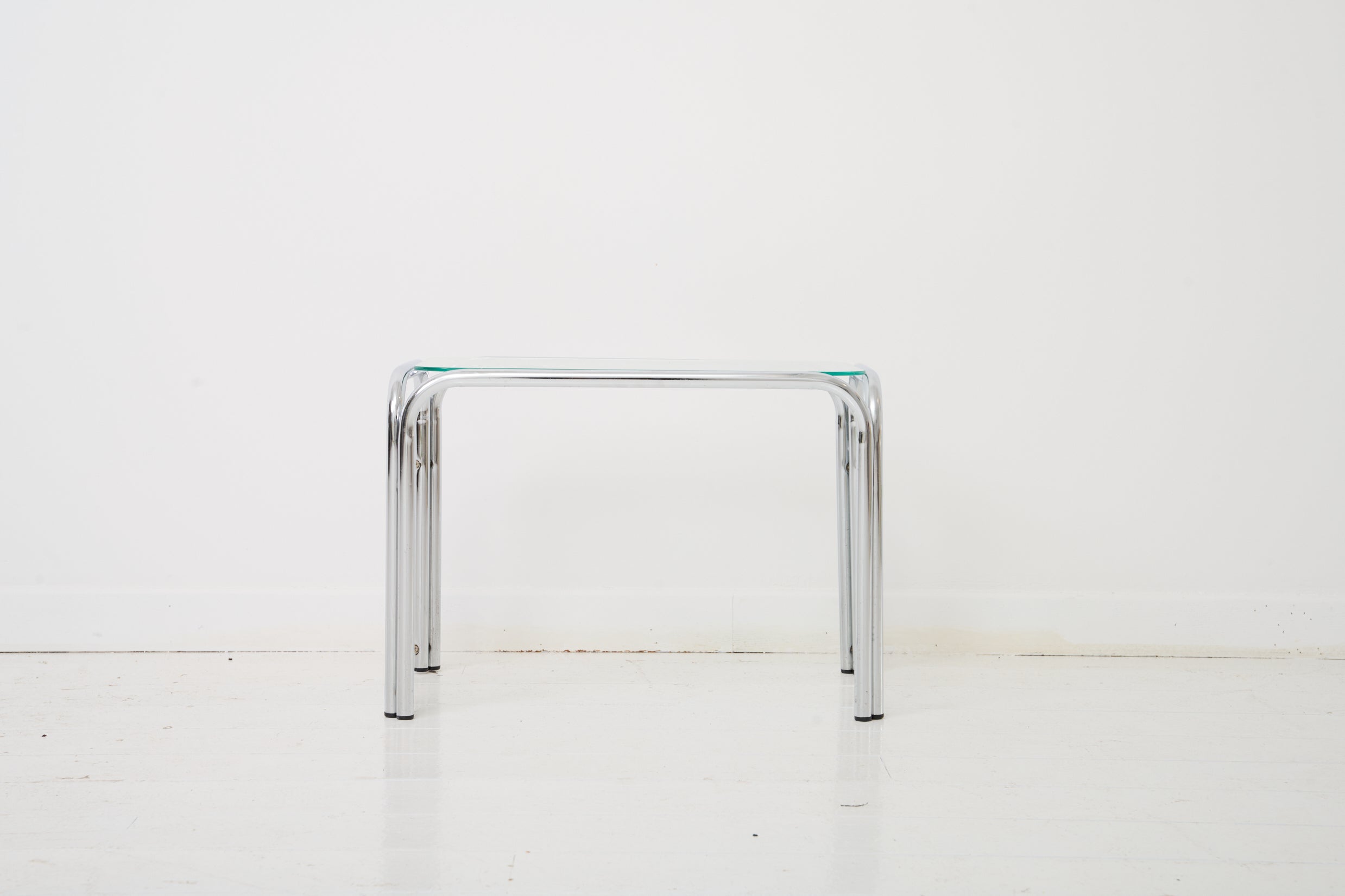 Table d'appoint tubulaire, 1970-1980