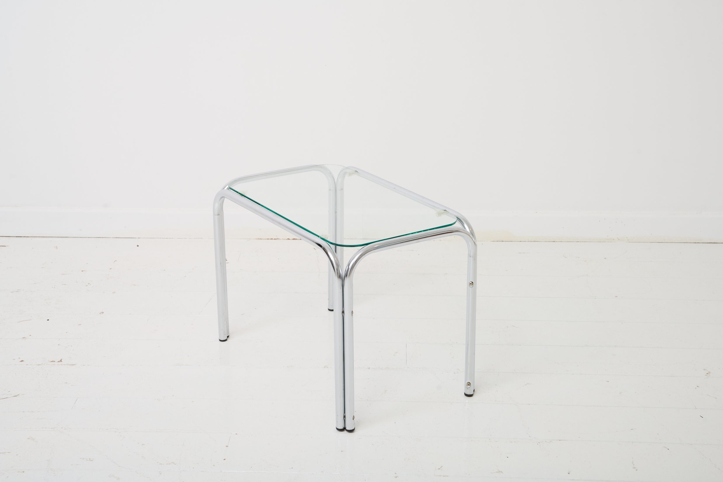 Table d'appoint tubulaire, 1970-1980