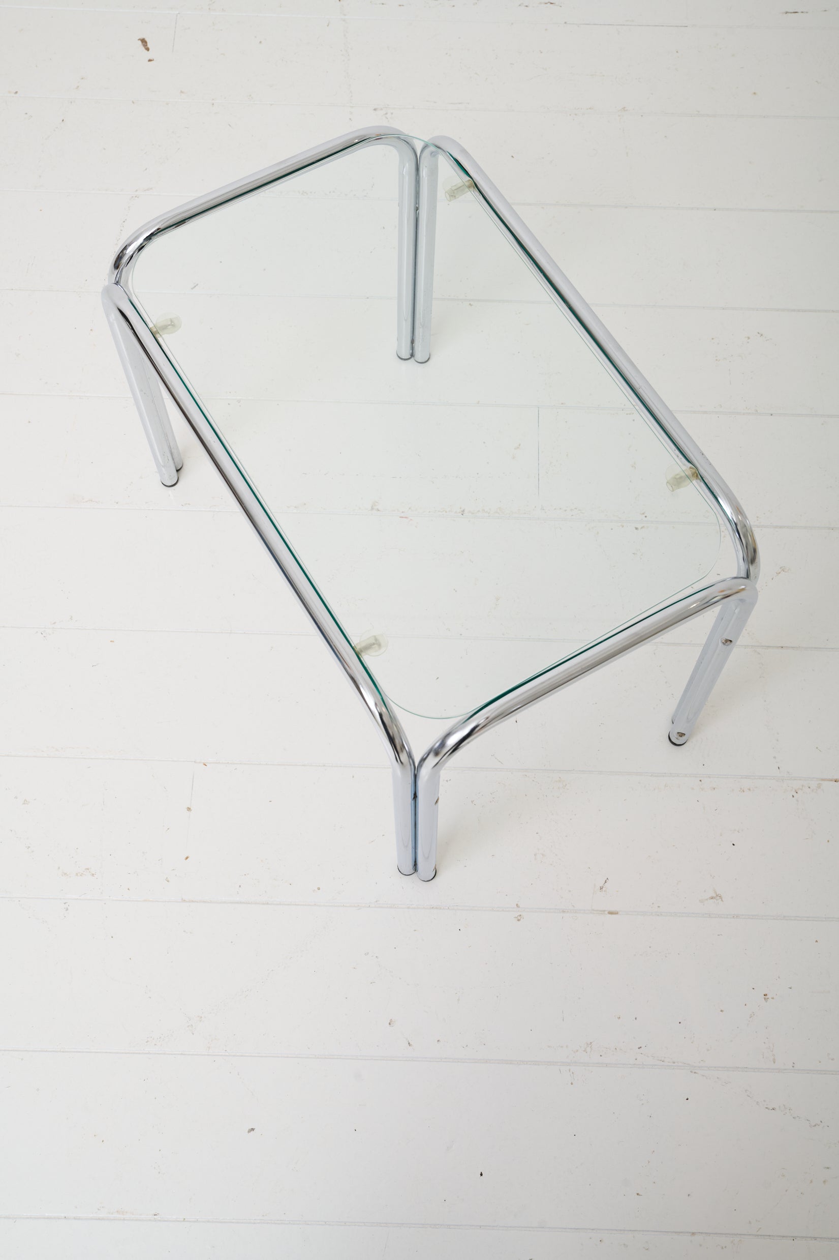 Table d'appoint tubulaire, 1970-1980