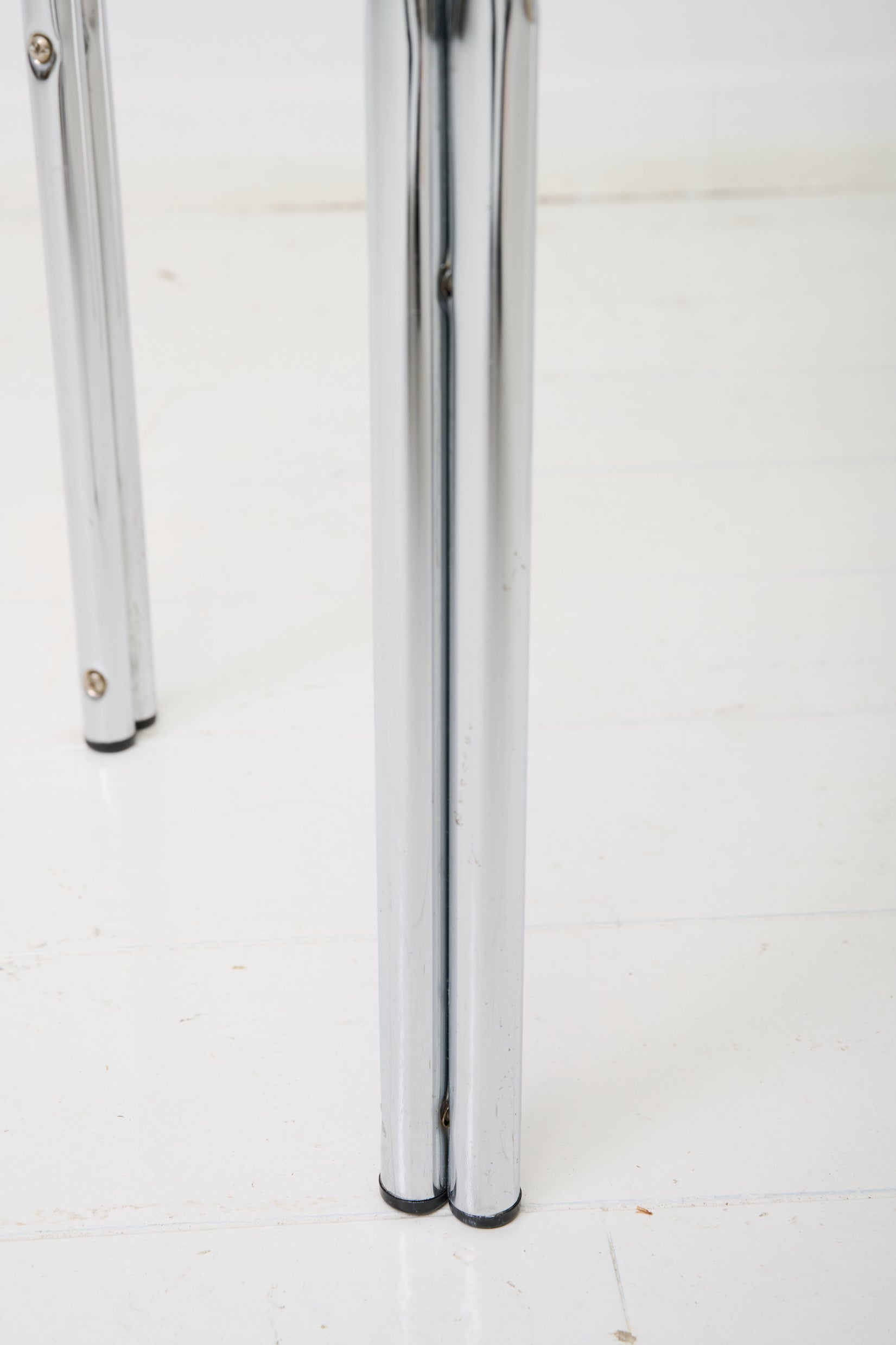 Table d'appoint tubulaire, 1970-1980