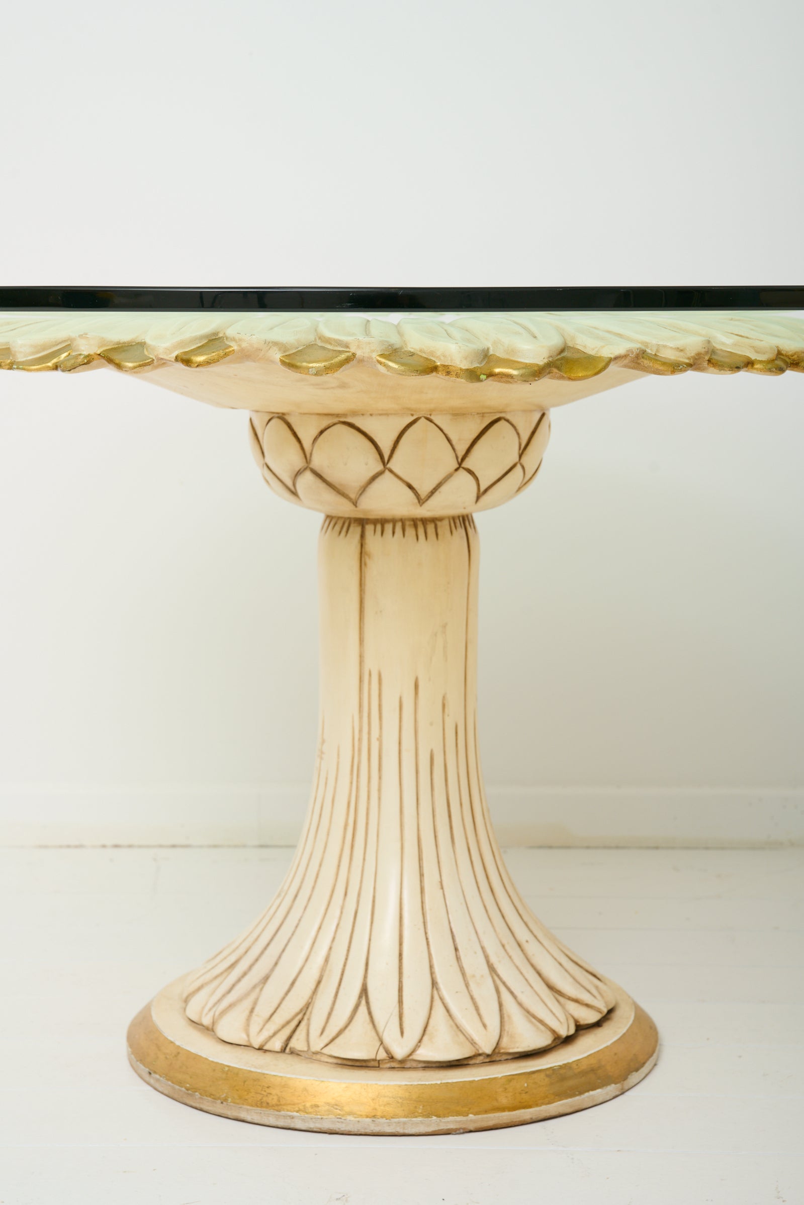 Table ronde en bois sculpté, Italie, 1960s