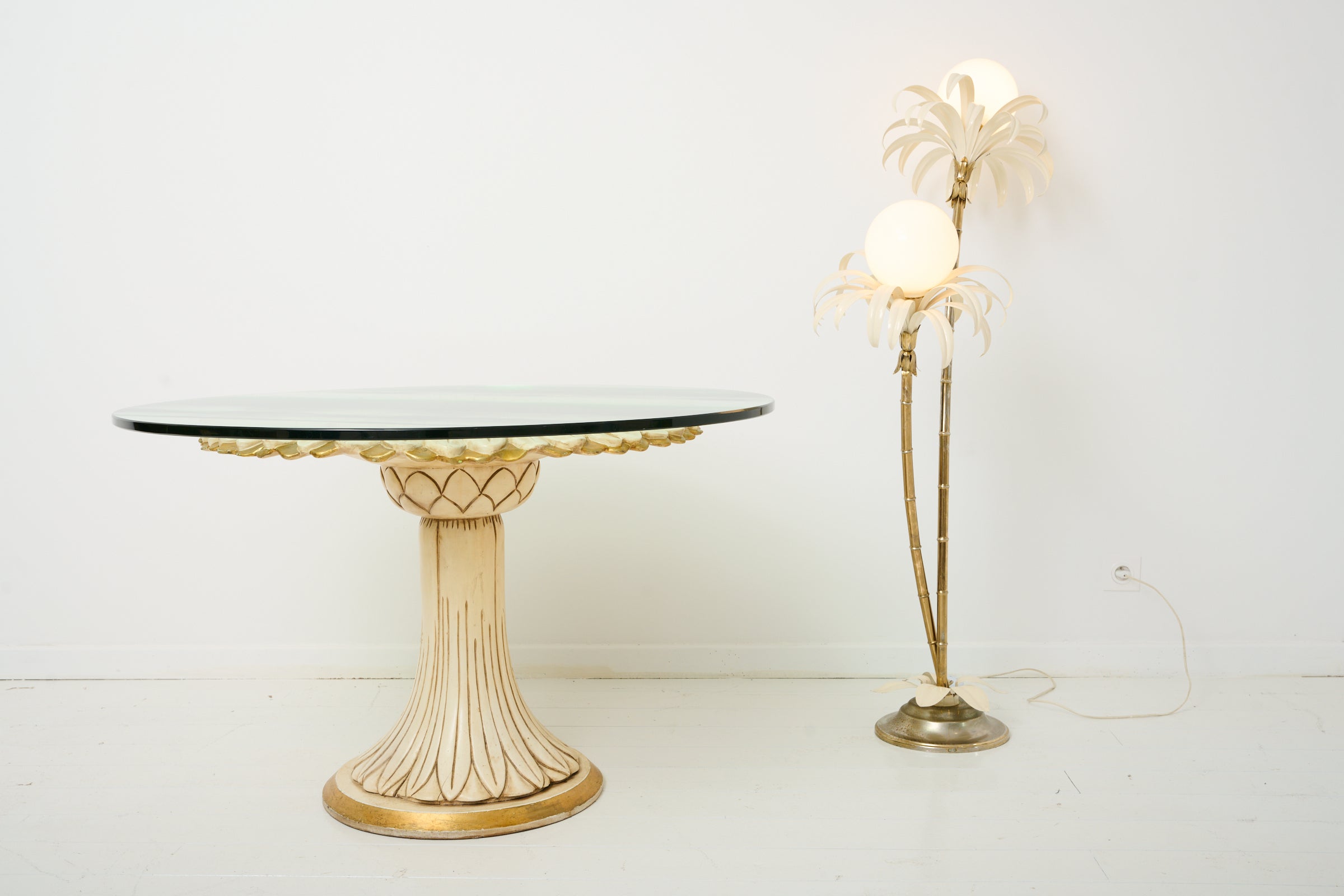 Table ronde en bois sculpté, Italie, 1960s