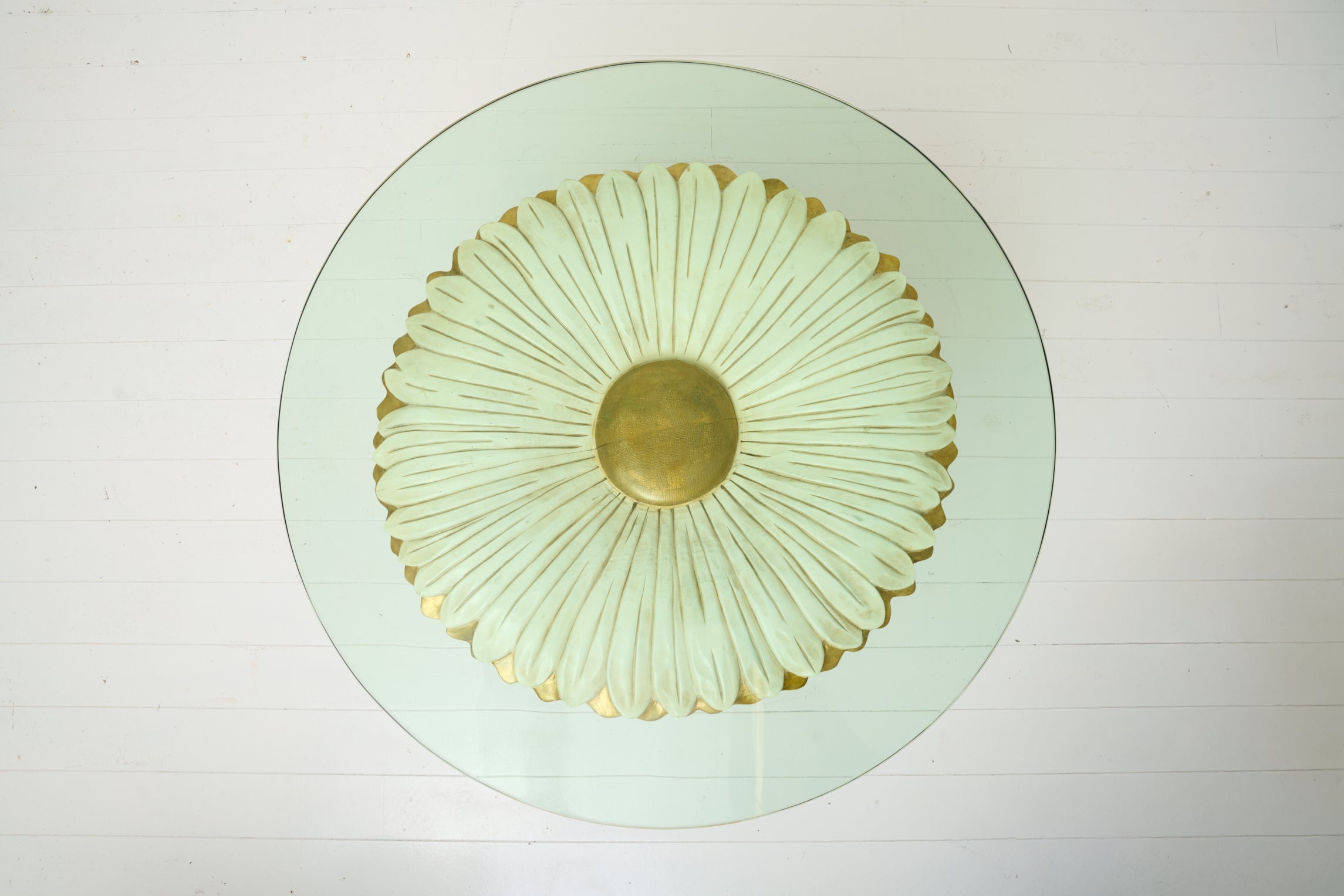 Table ronde en bois sculpté, Italie, 1960s