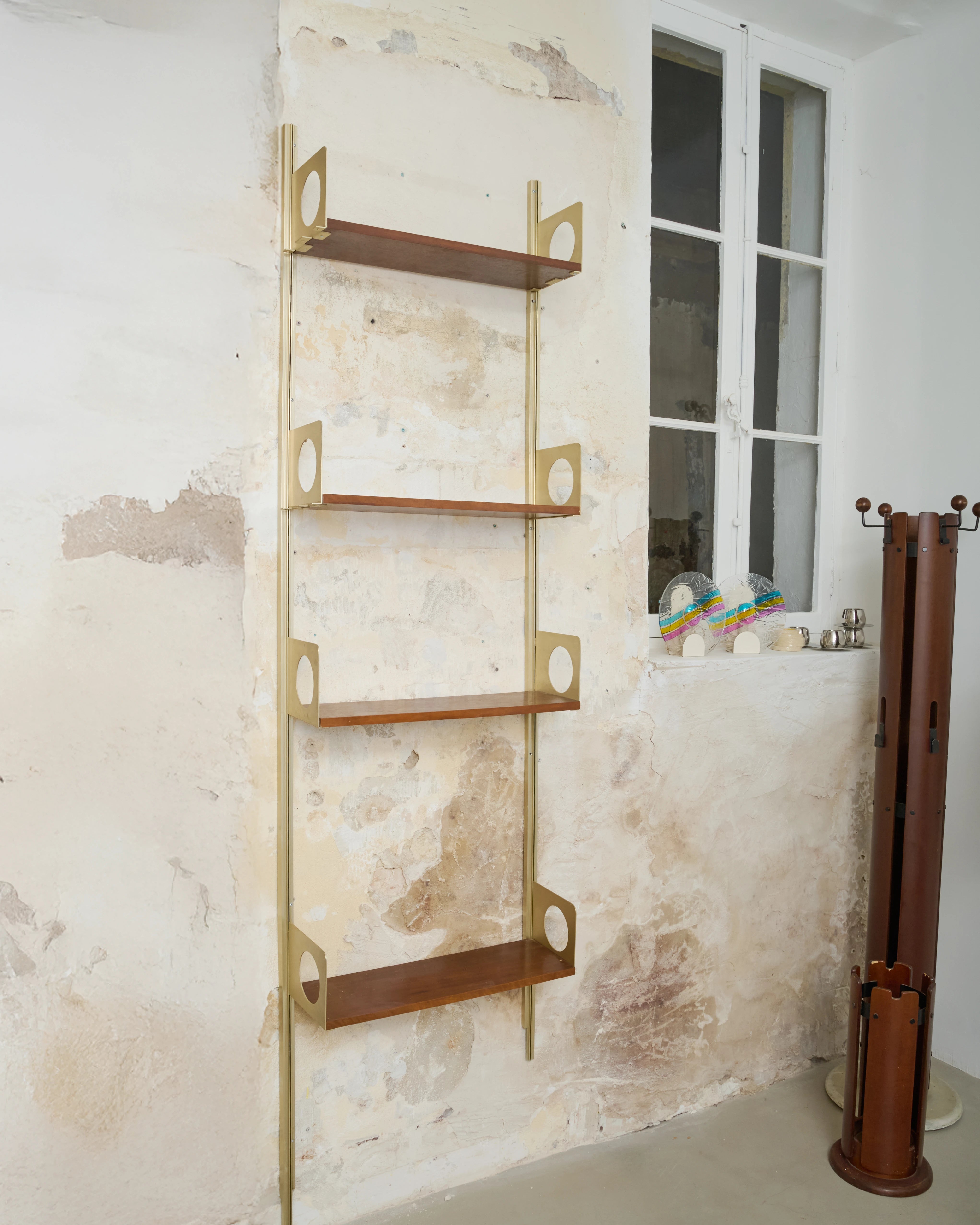 Etagères murales en bois et laiton brossé, 1970s