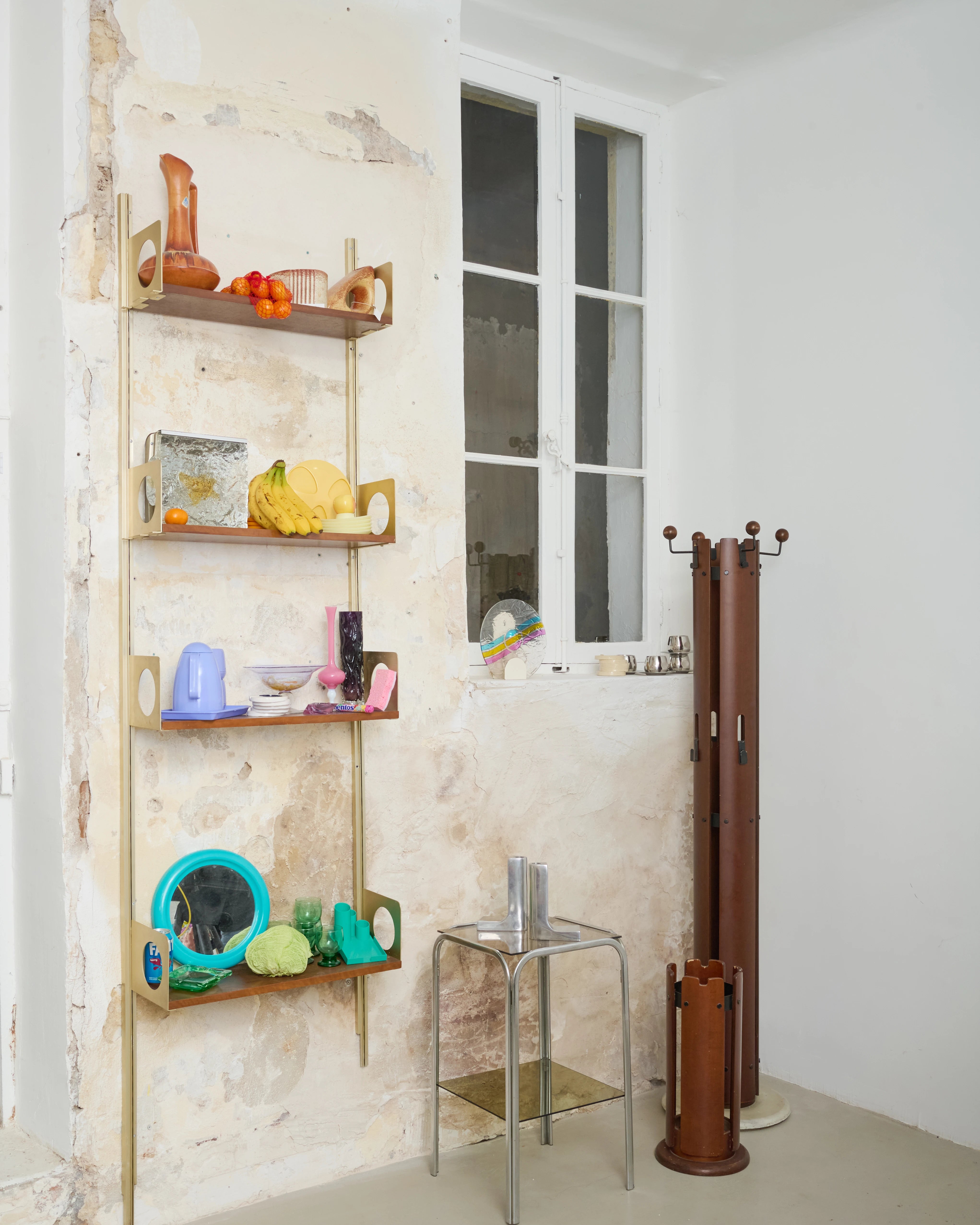 Etagères murales en bois et laiton brossé, 1970s