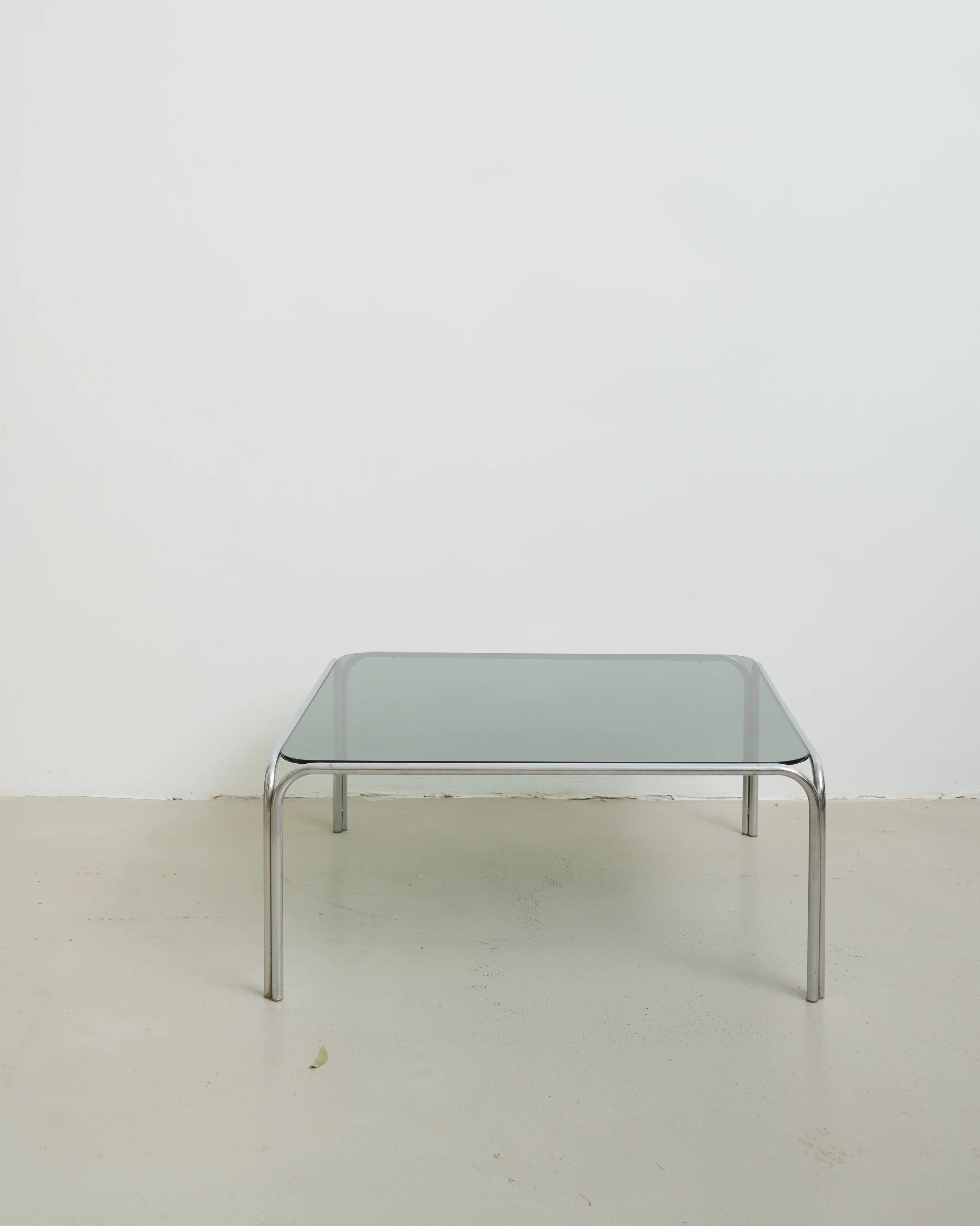 Table basse tubulaire avec plateau en verre fumé, 1970s