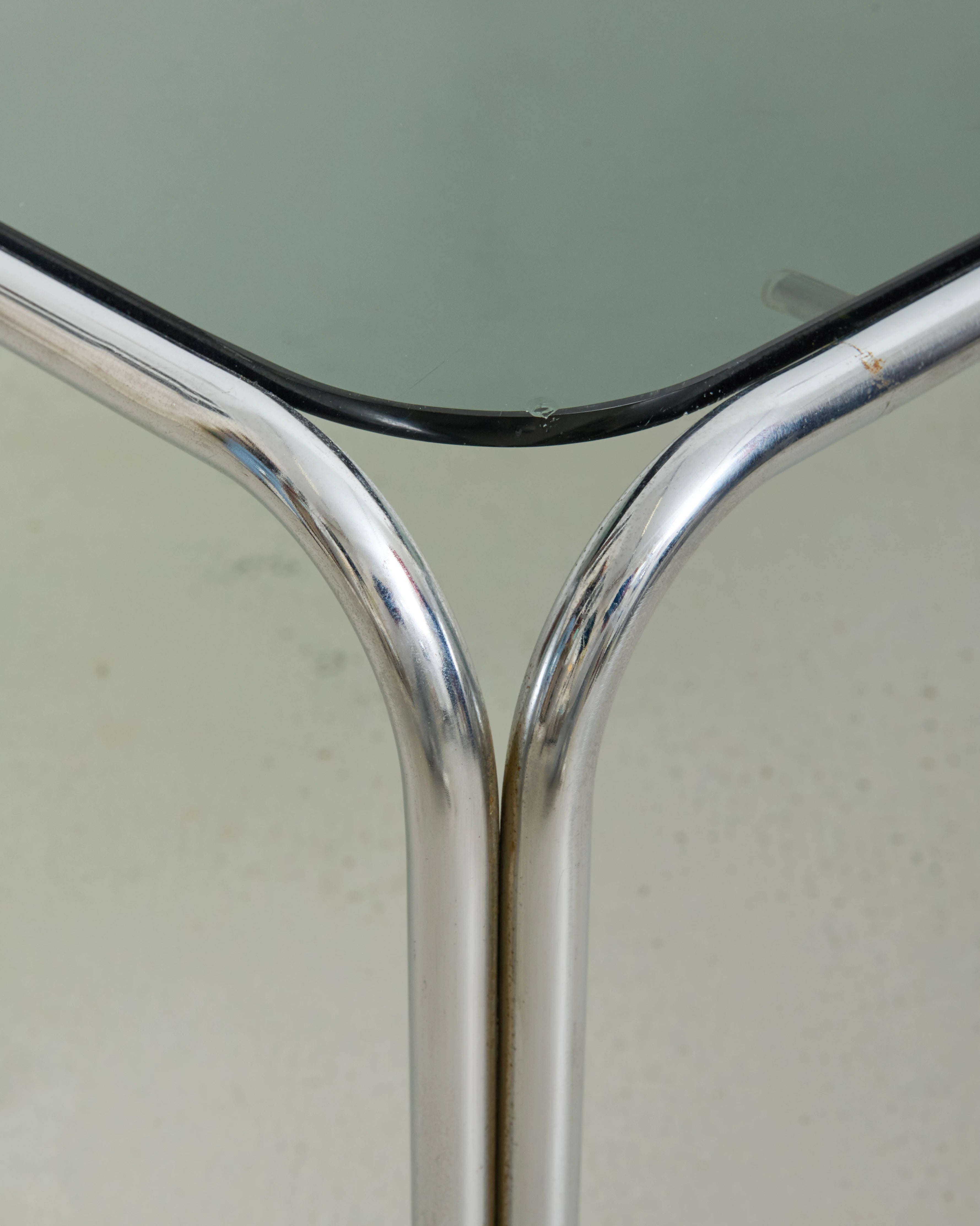 Coffee table with chrome legs and corners