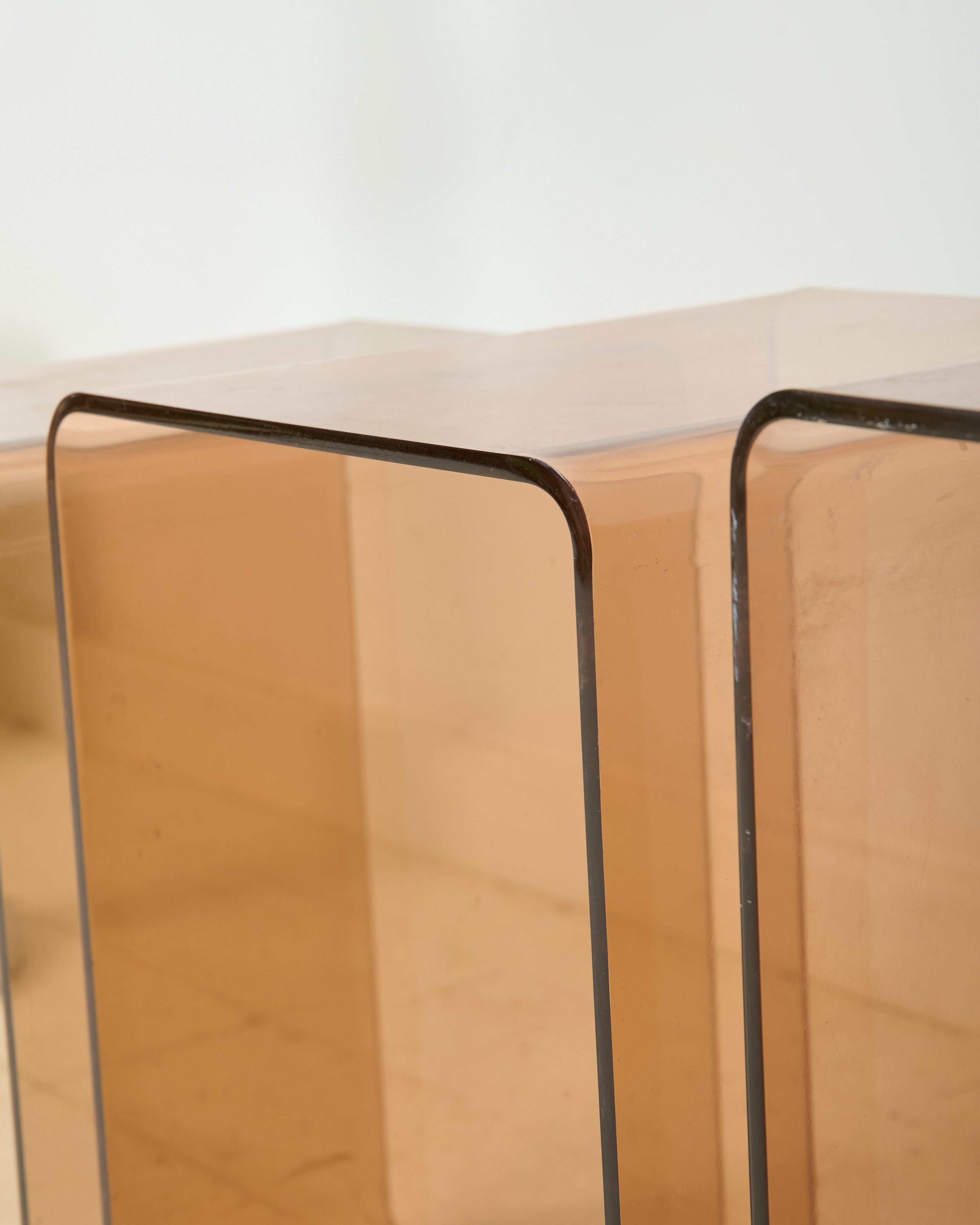 Table d'appoint (petite) en altuglas, Michel Dumas, Roche Bobois, 1970s