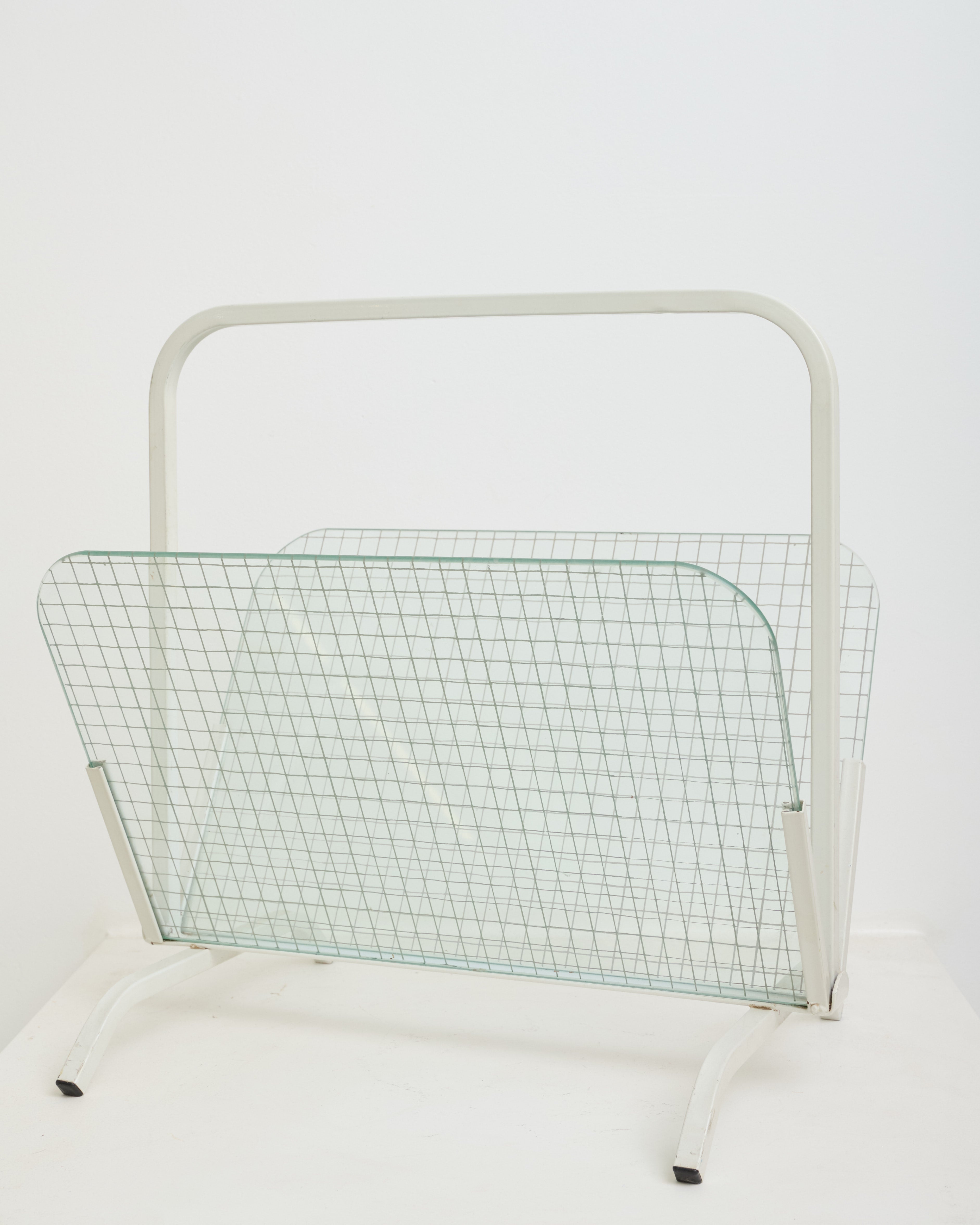 Porte revue en métal blanc et verres à carreaux