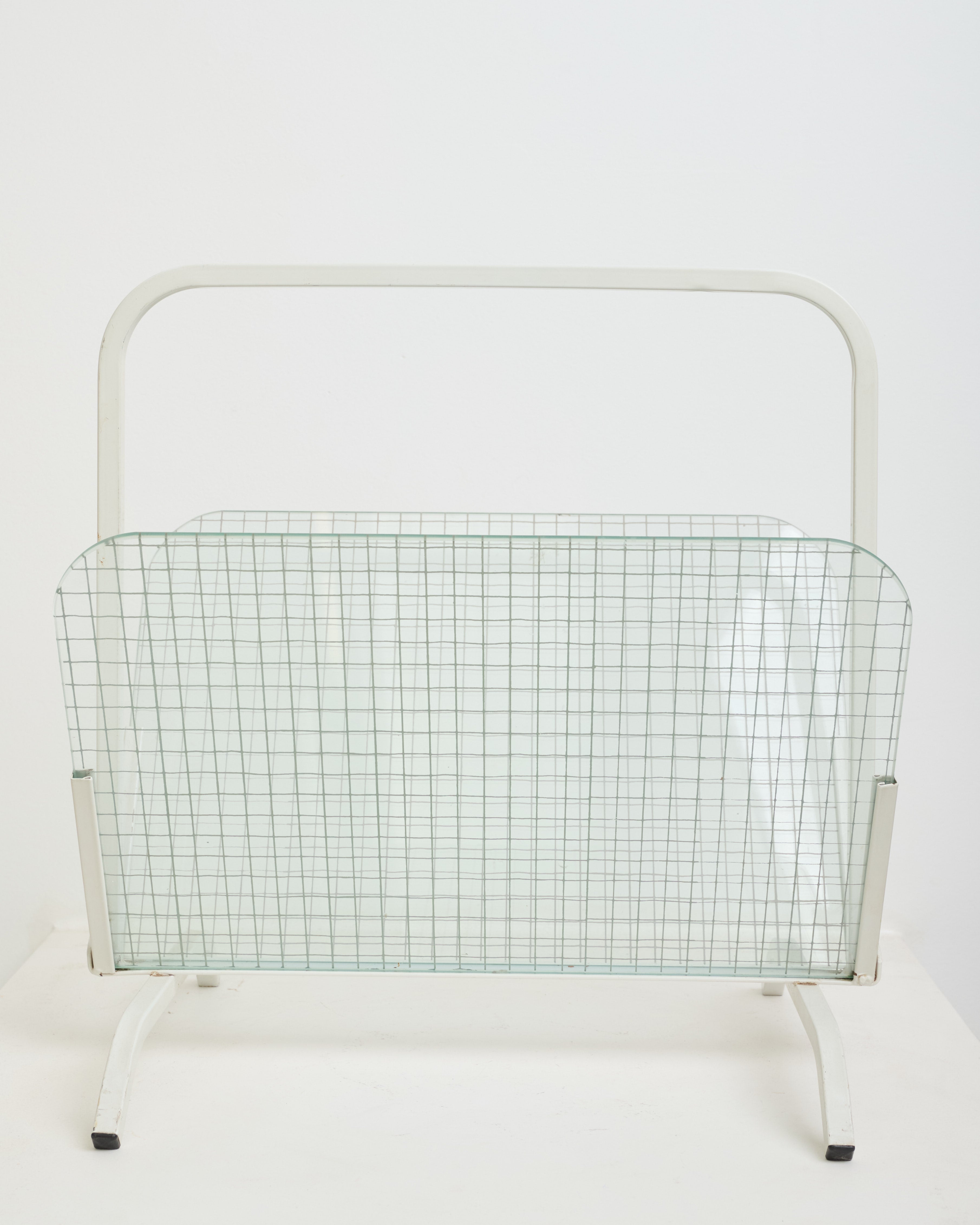 Porte revue en métal blanc et verres à carreaux