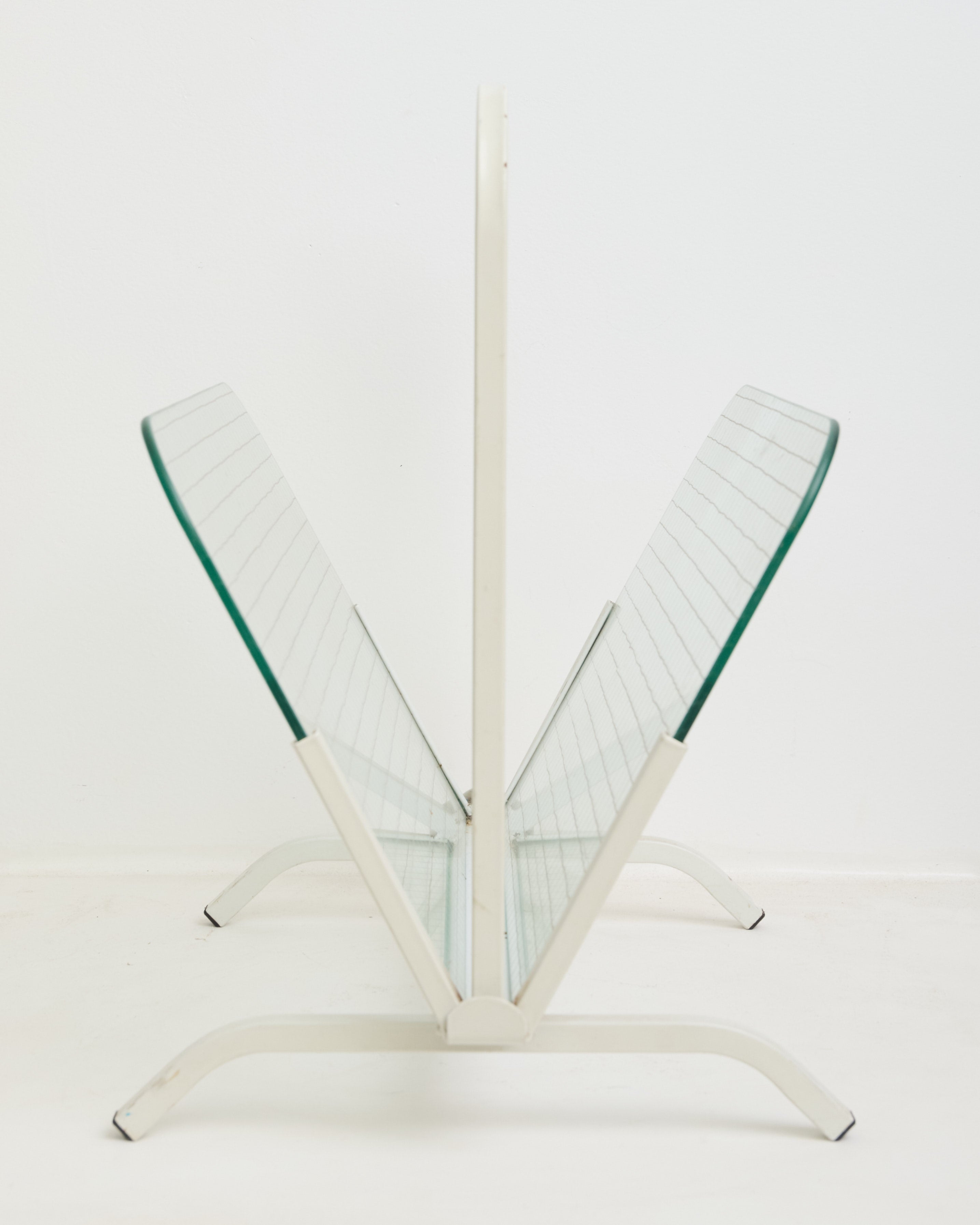 Porte revue en métal blanc et verres à carreaux