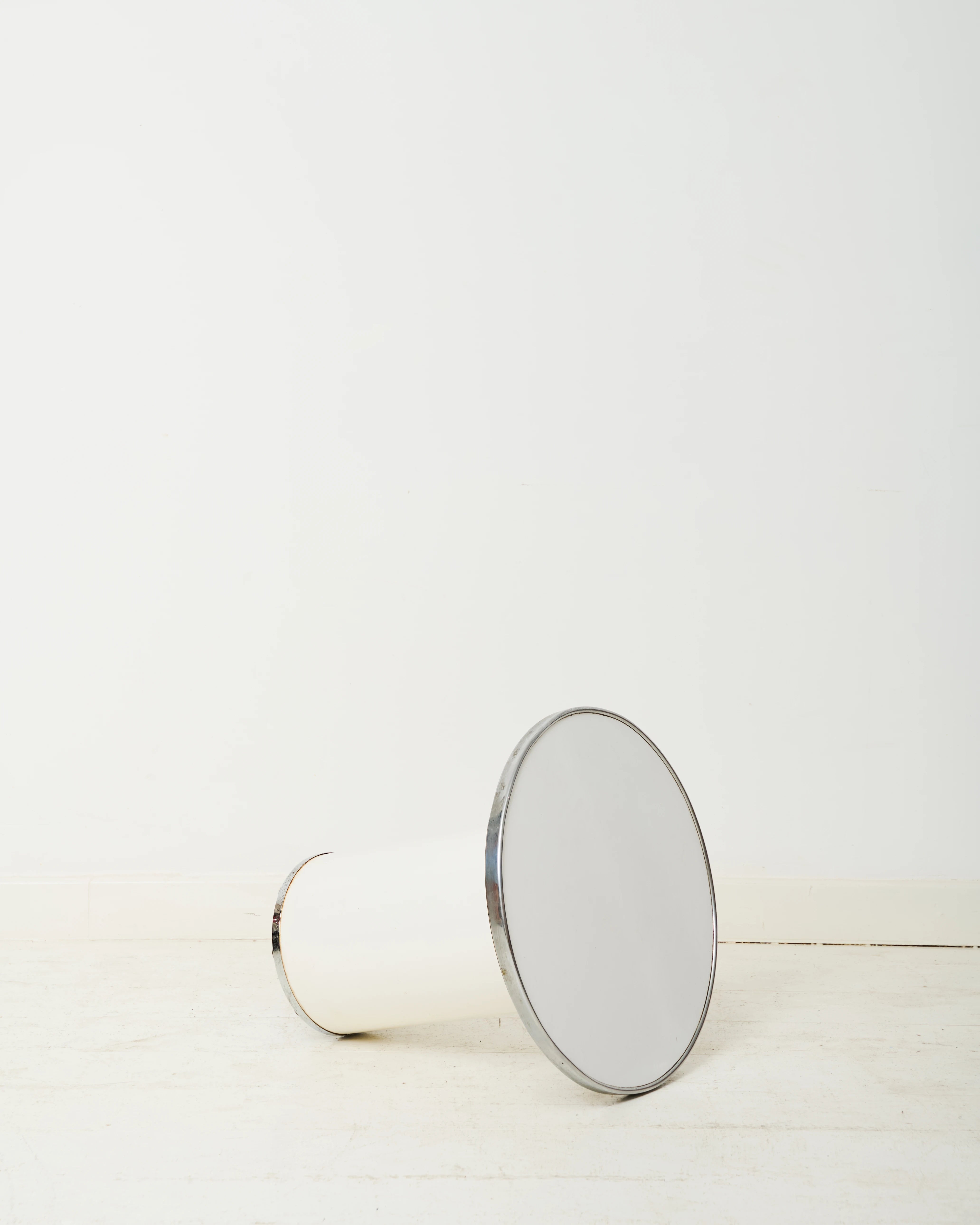 Table d'appoint métal blanc et inox, 1970s