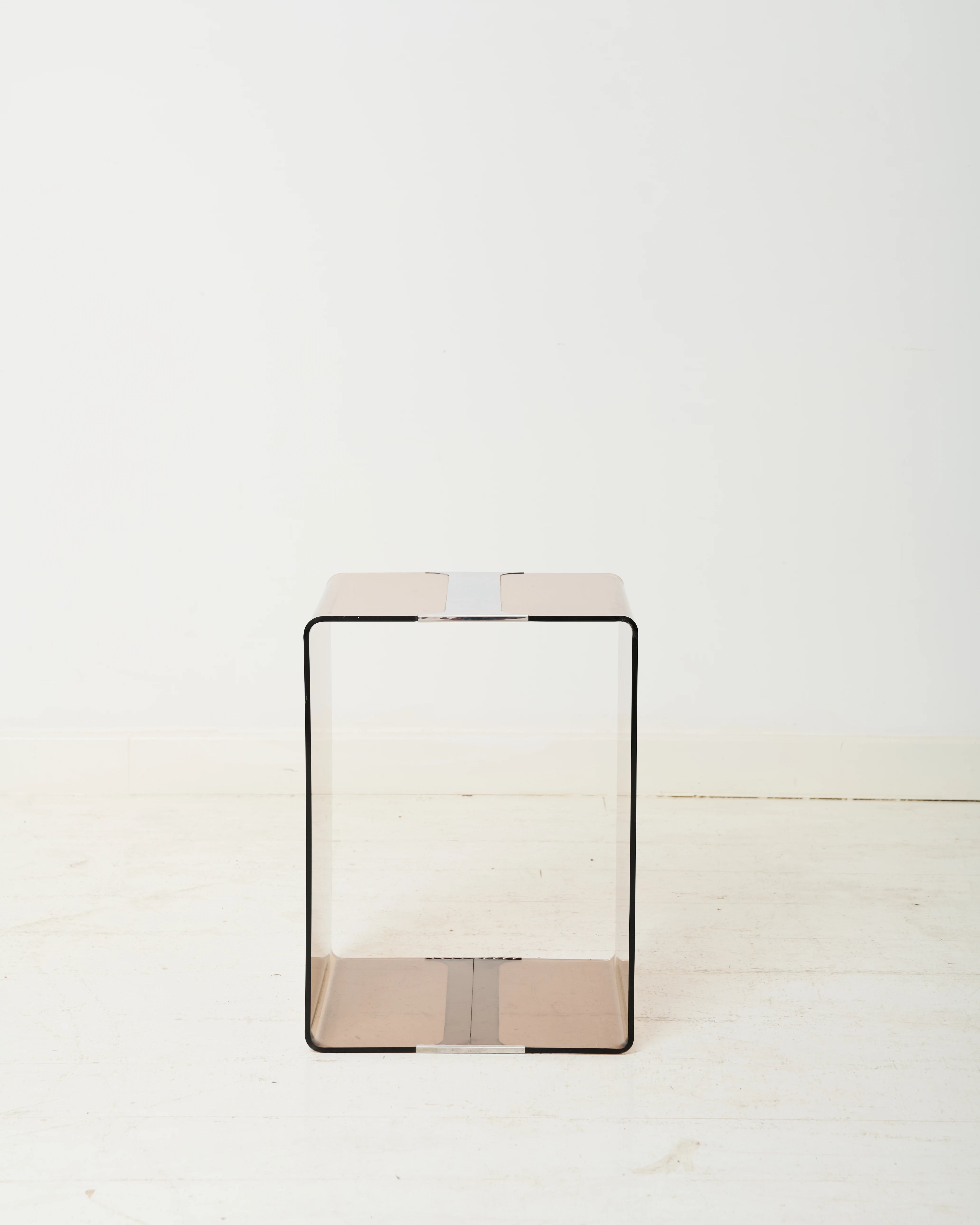 Bout de canapé haut en chrome et verre fumé, 1970s