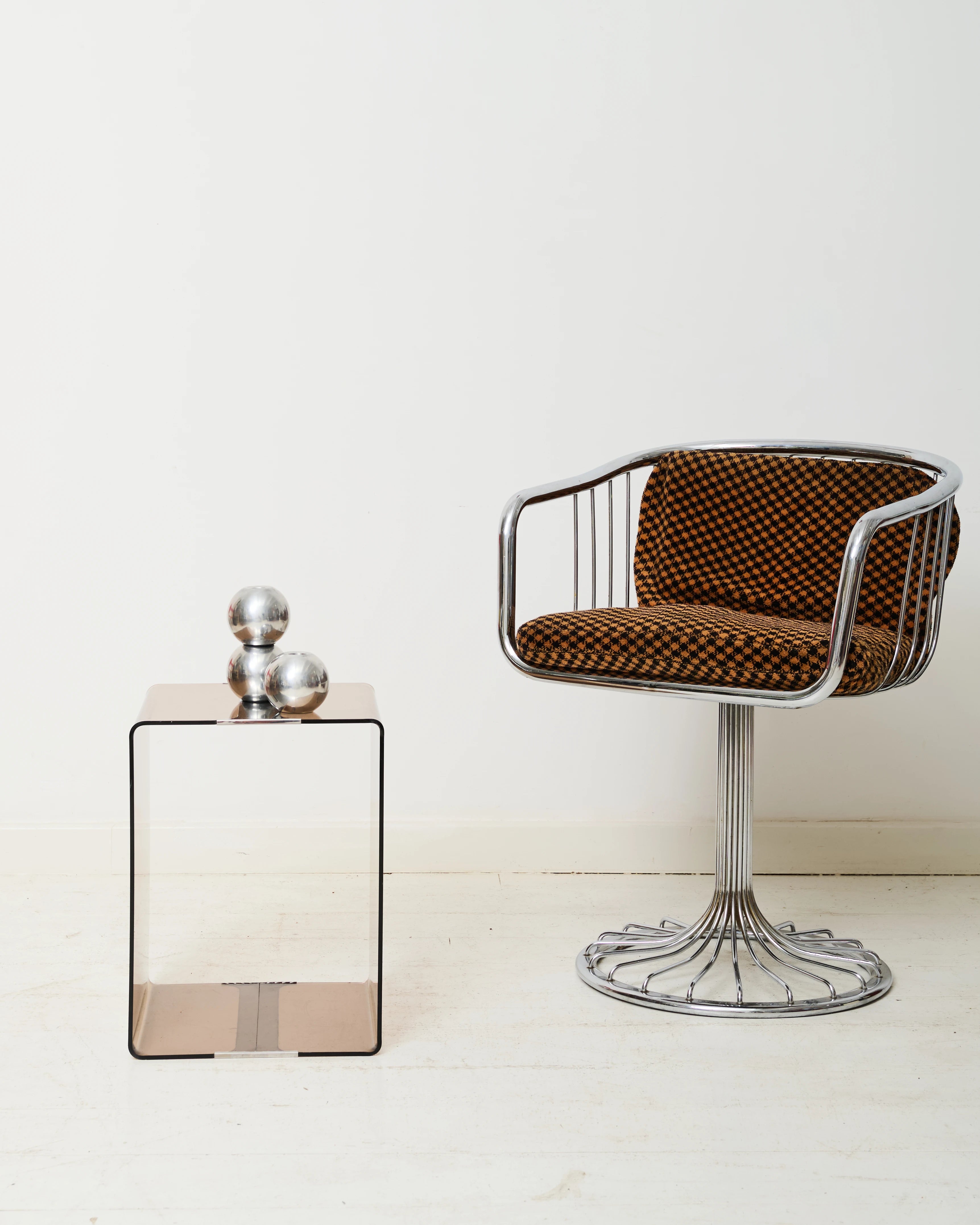 Bout de canapé haut en chrome et verre fumé, 1970s
