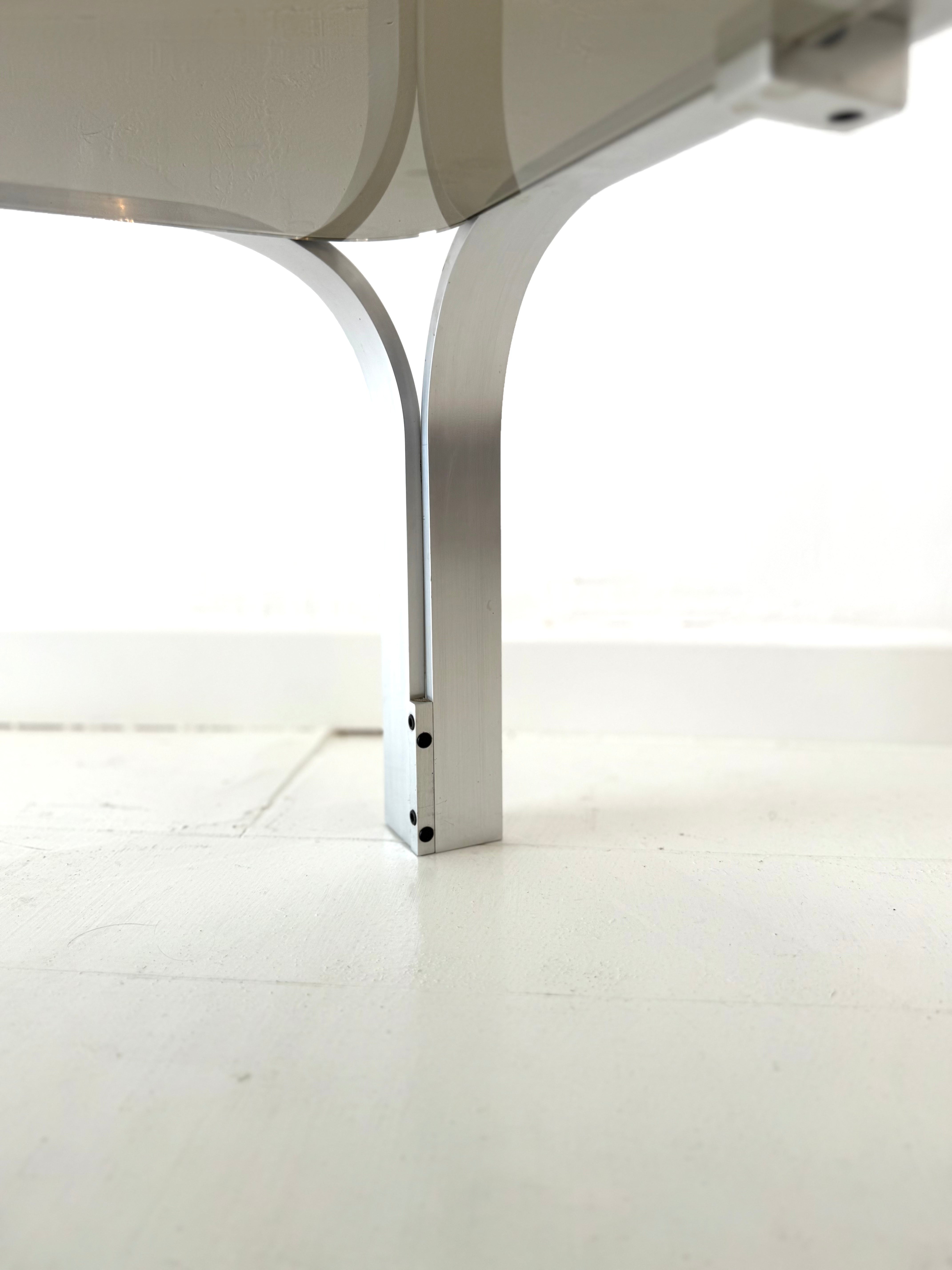 Table basse en aluminium et verre, 1970-1980