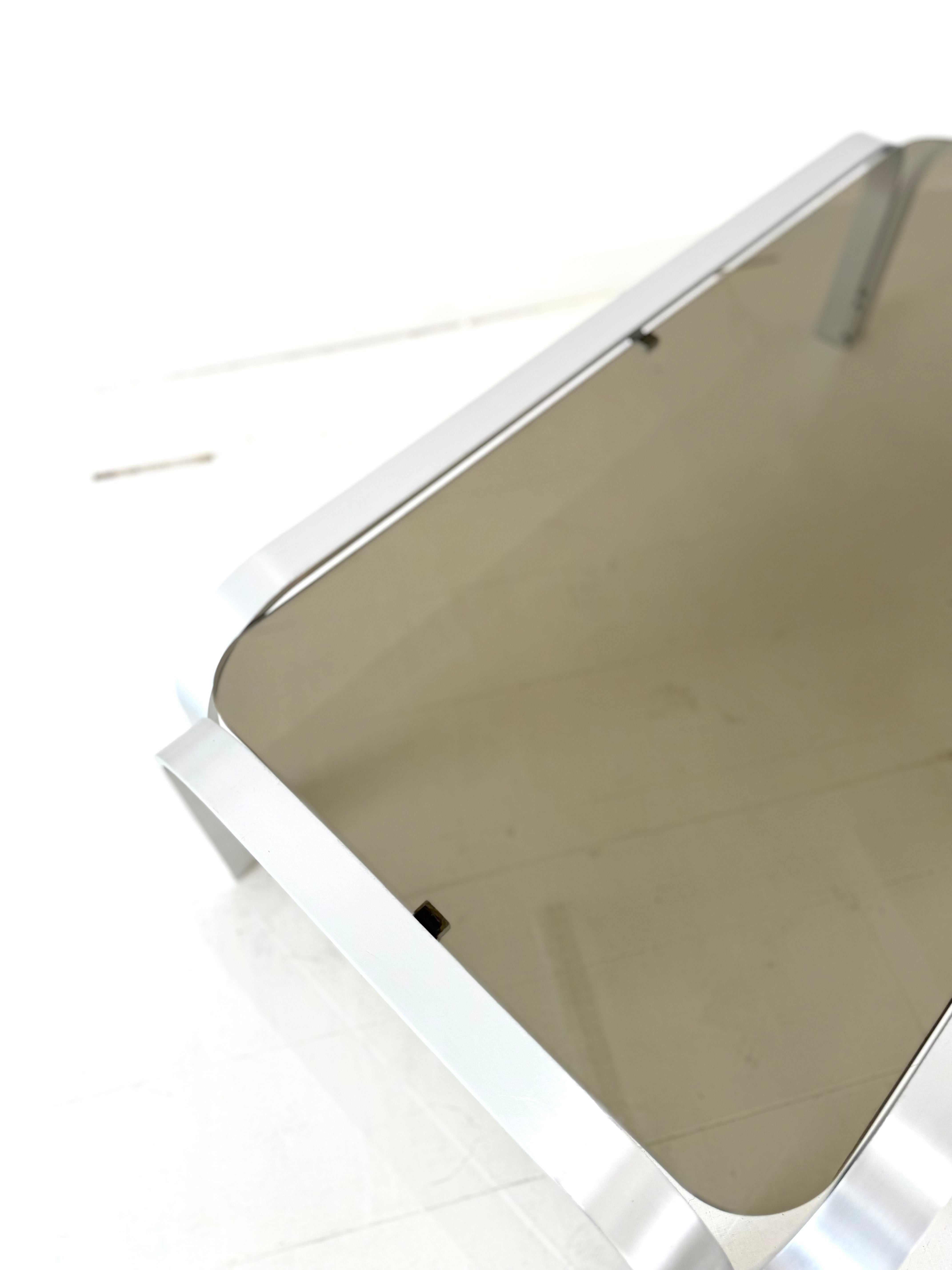 Table basse en aluminium et verre, 1970-1980