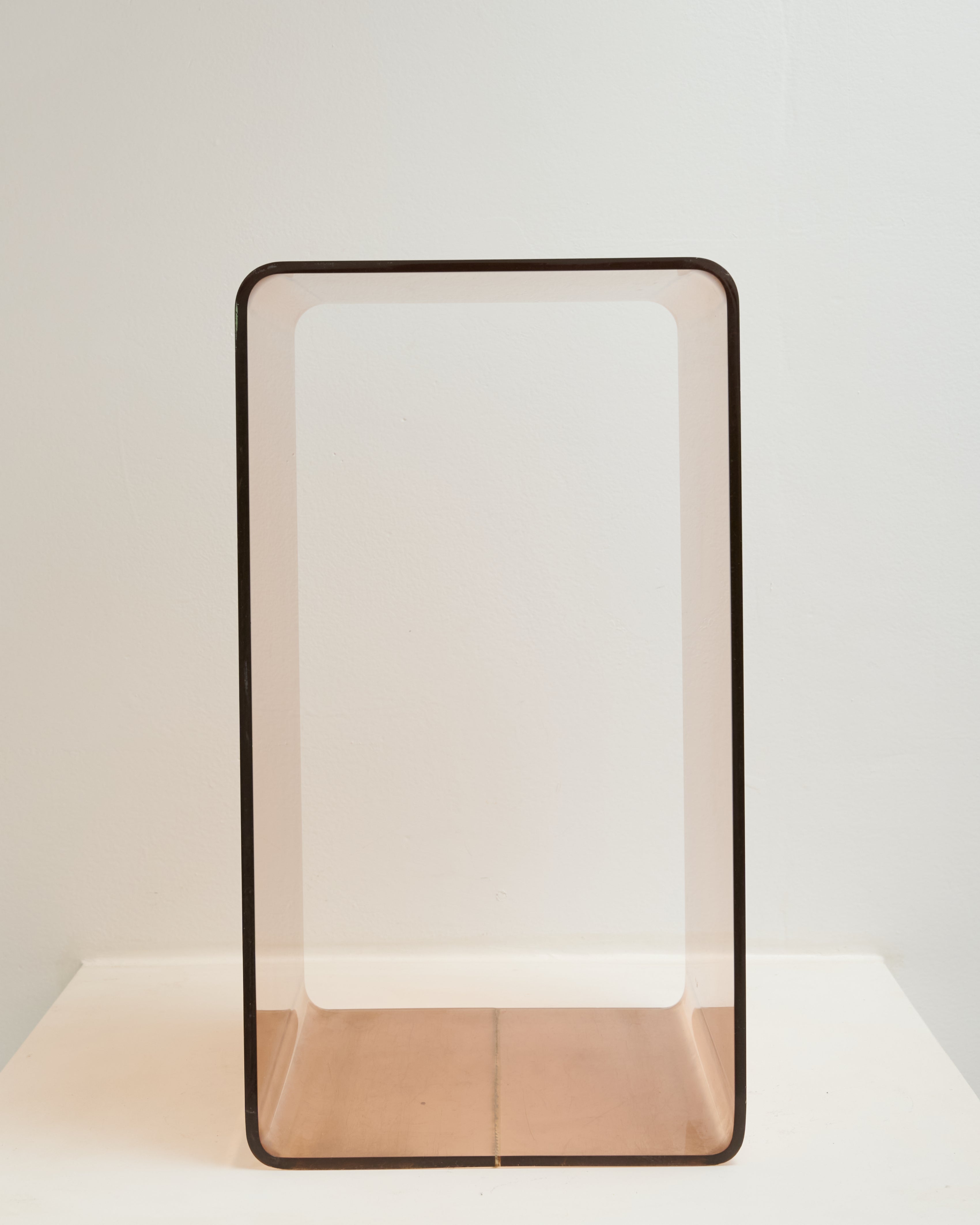 Table d'appoint (moyenne) en altuglas, Michel Dumas, Roche Bobois, 1970s