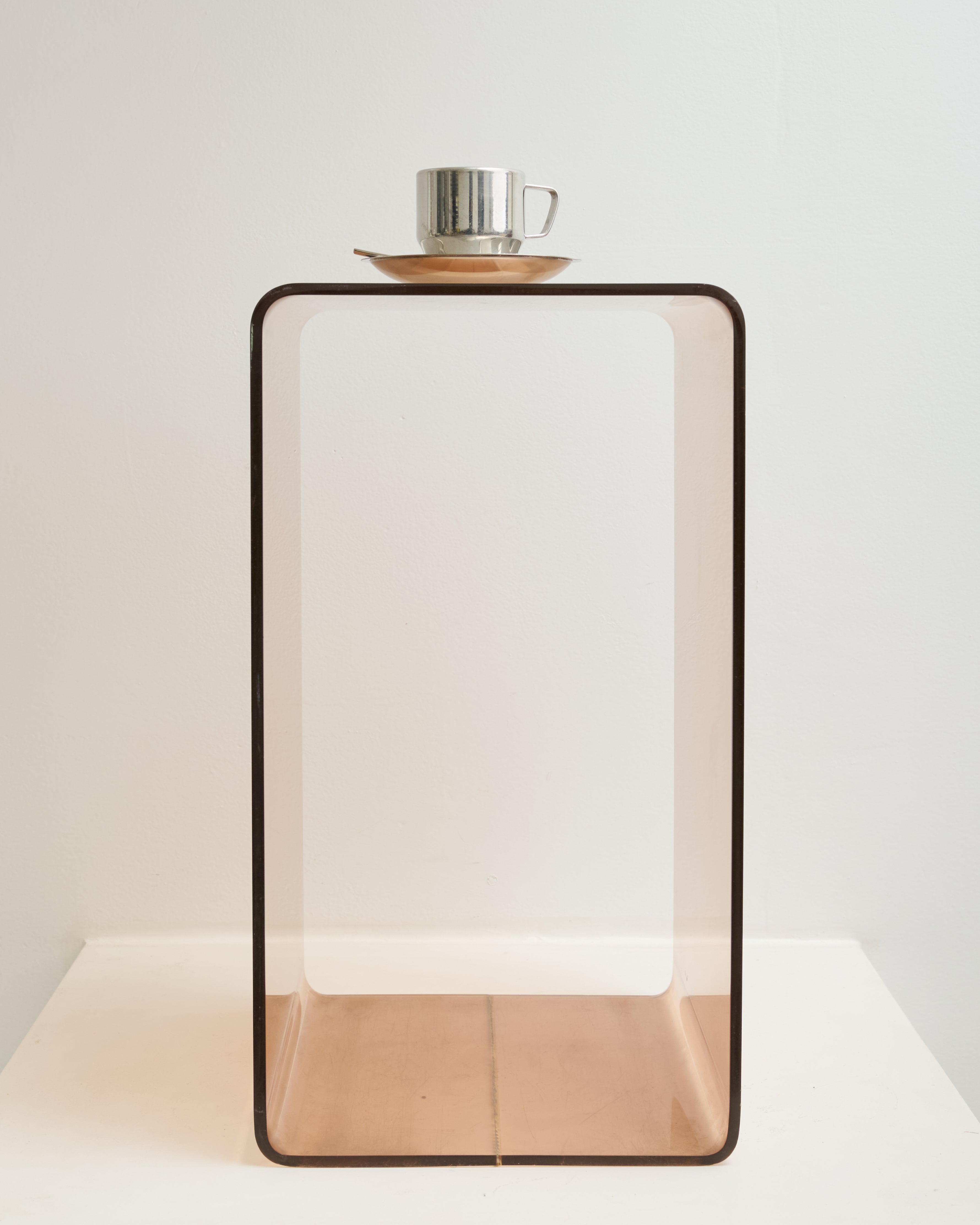 Table d'appoint (moyenne) en altuglas, Michel Dumas, Roche Bobois, 1970s