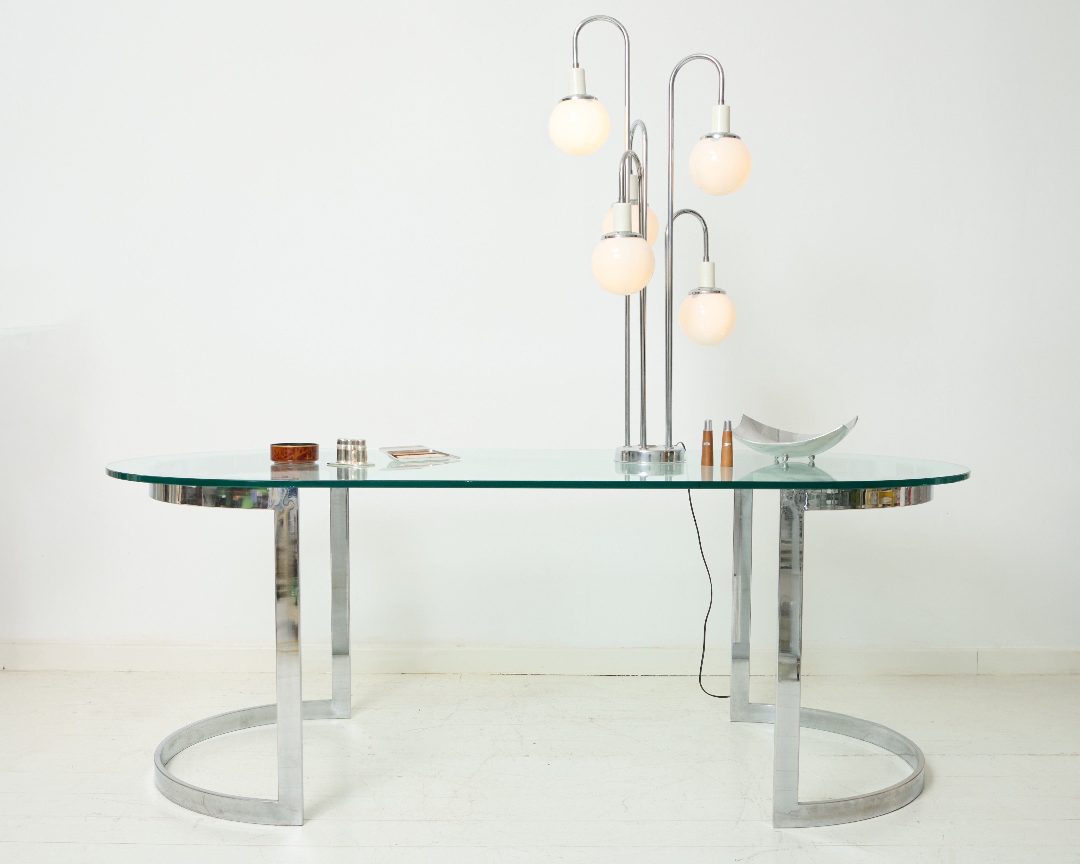 Dining table with circular base