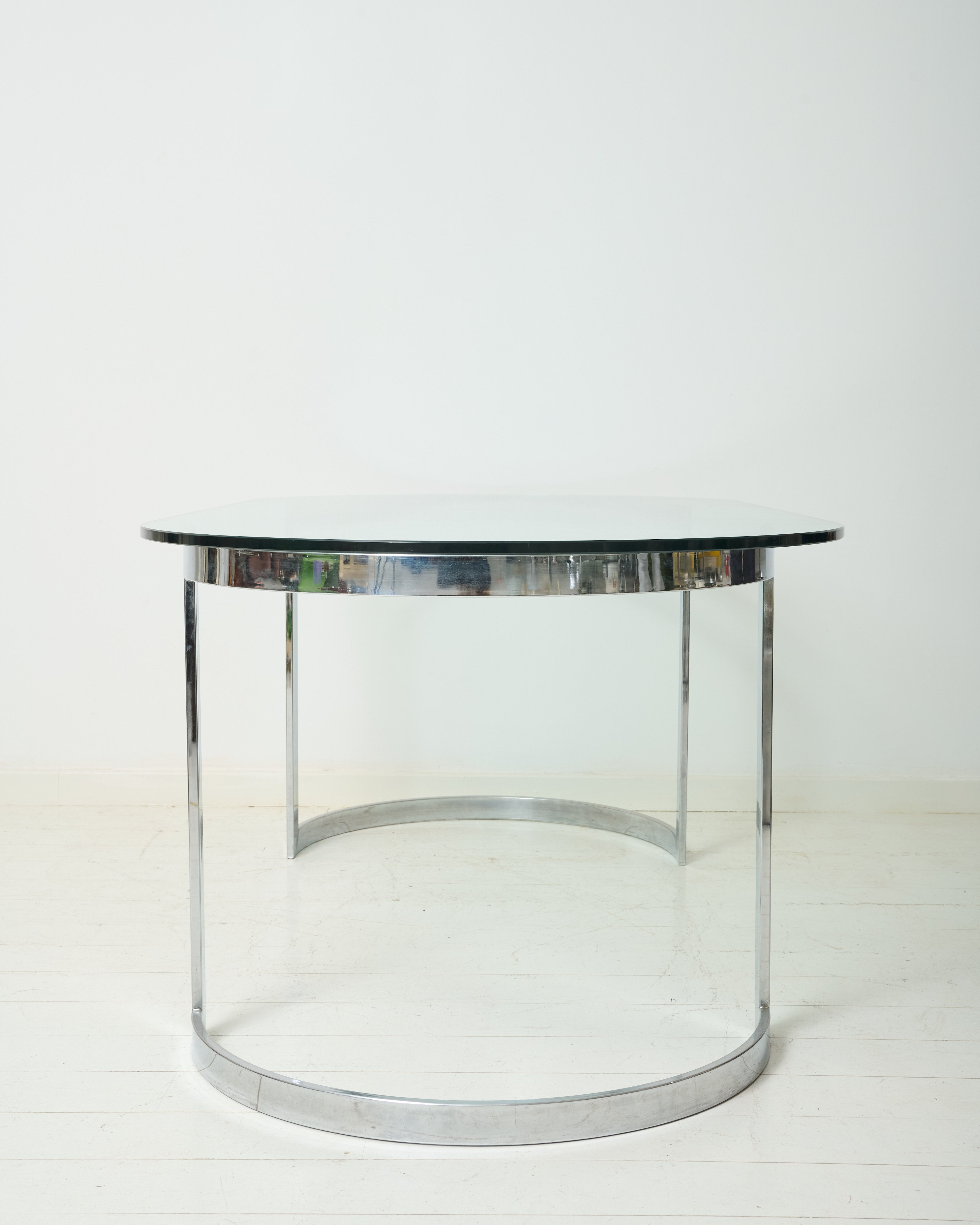 Dining table with circular base