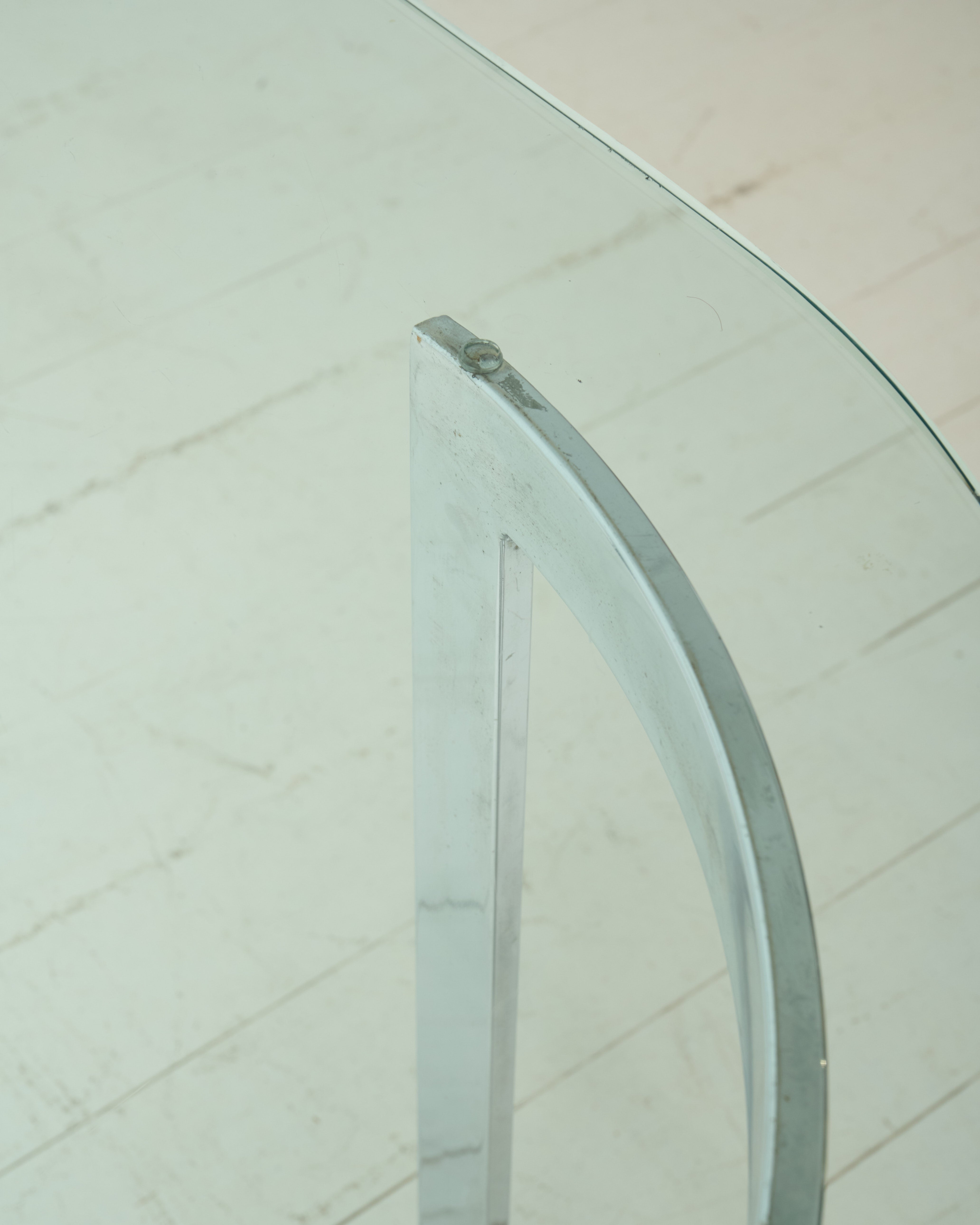 Dining table with circular base