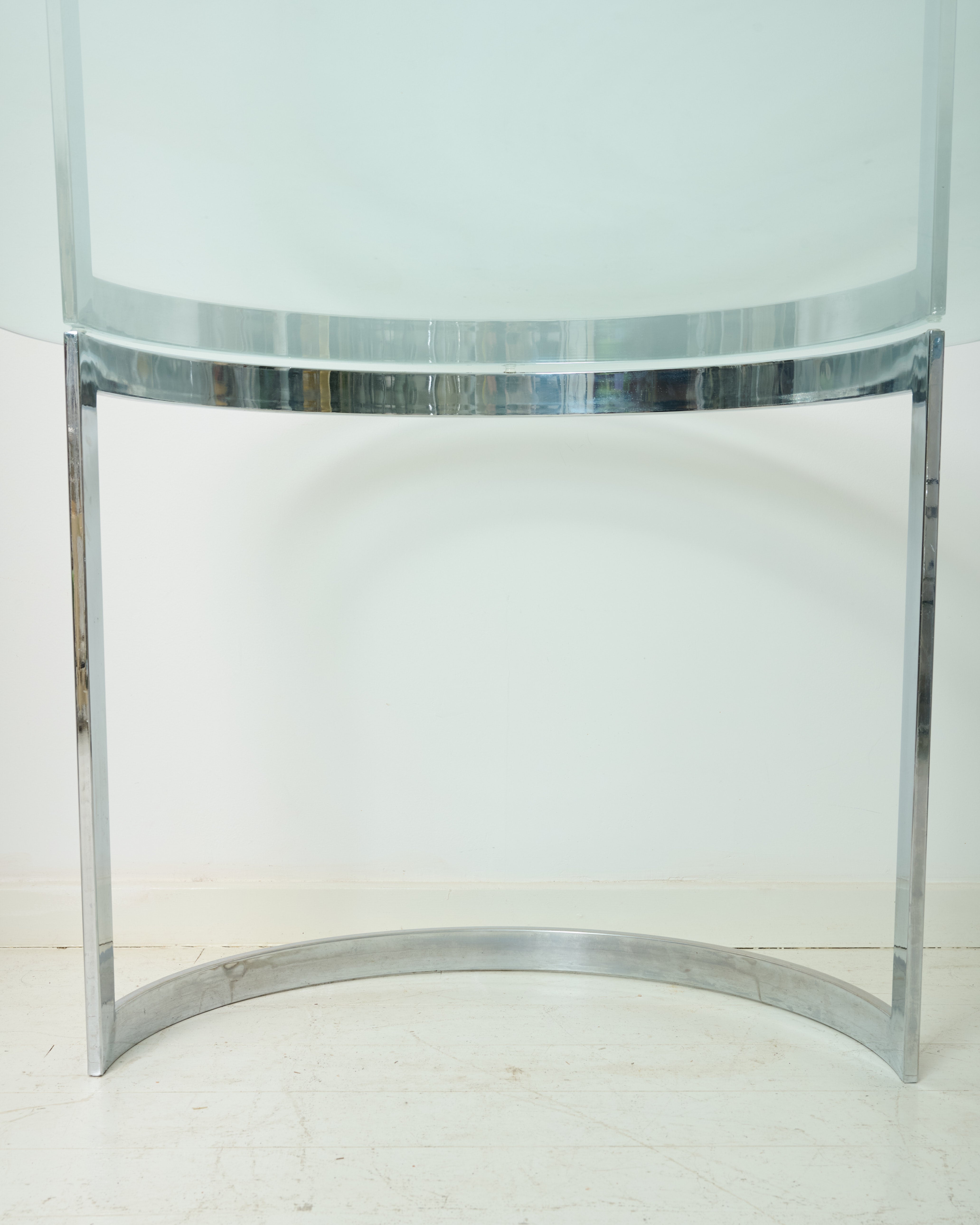 Dining table with circular base