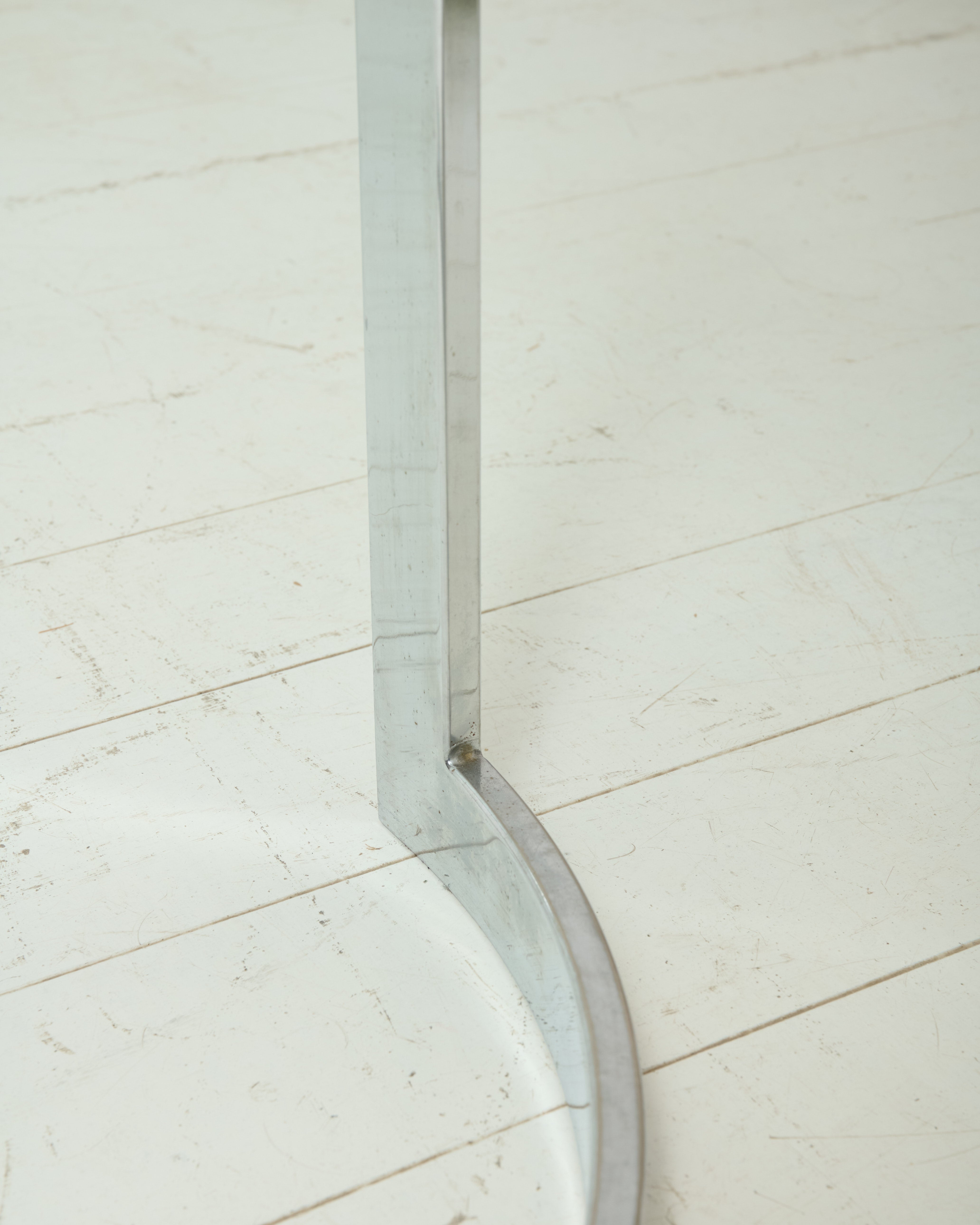 Dining table with circular base