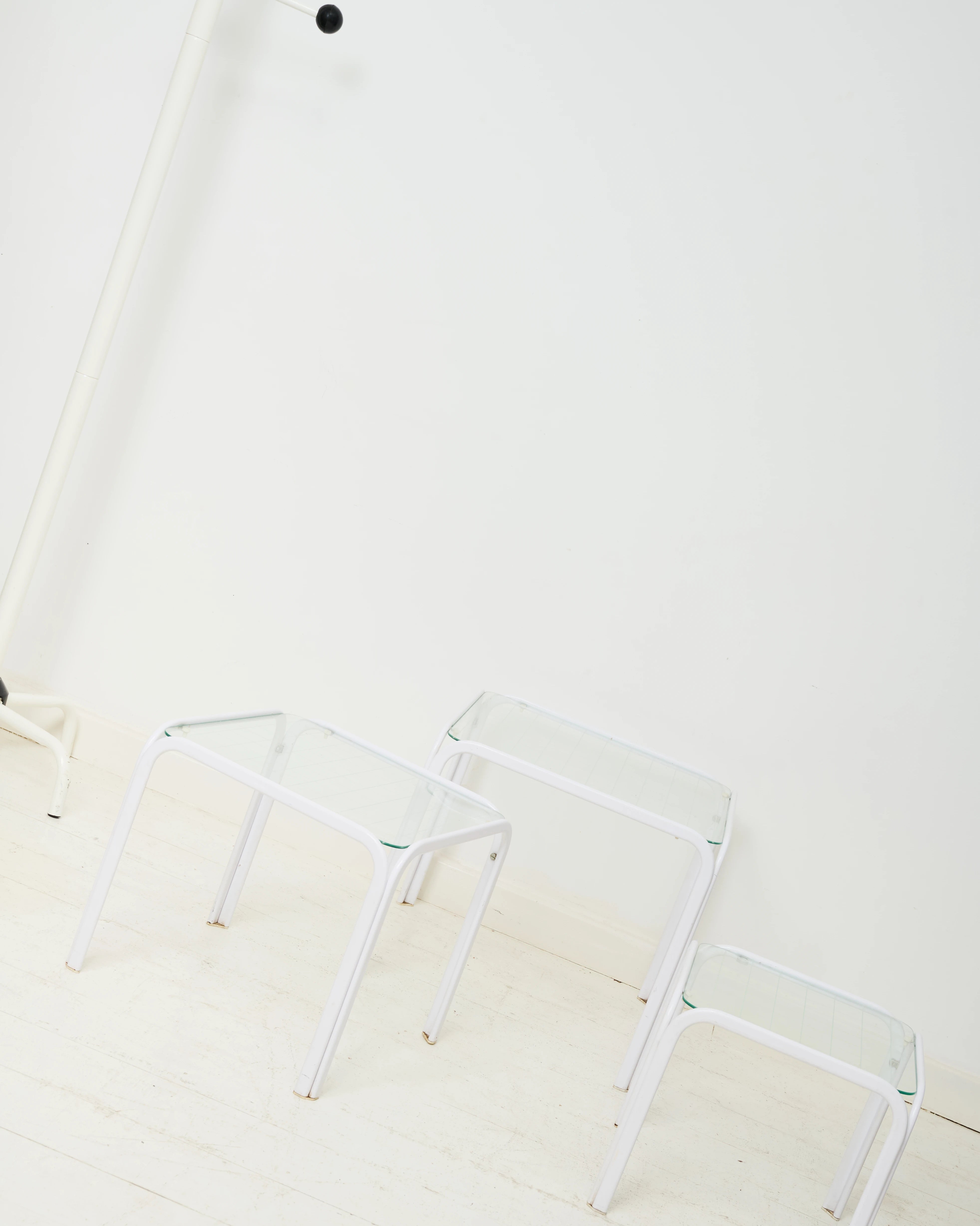 Tables gigognes en métal laqué blanc, Italie, 1970s