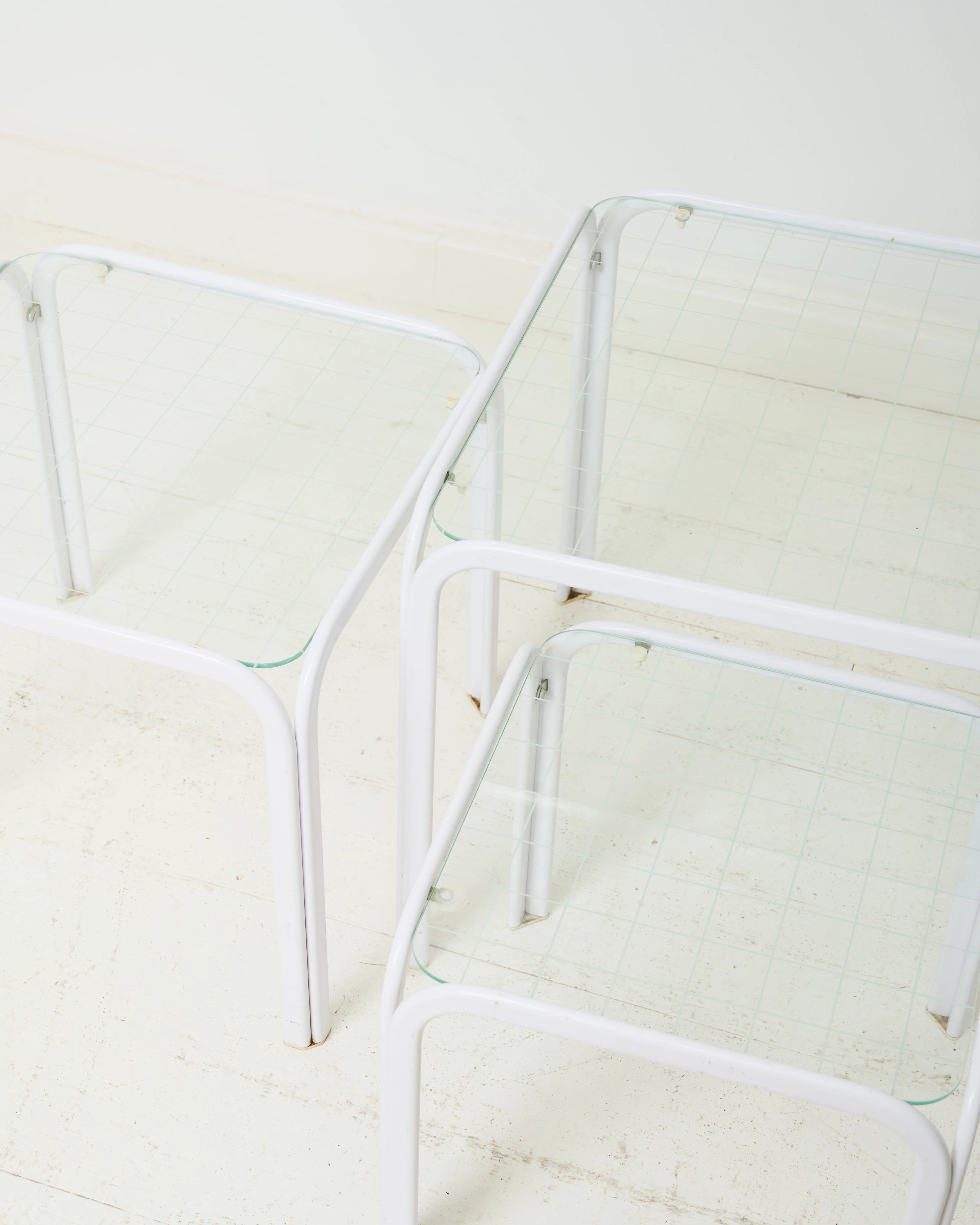 Tables gigognes en métal laqué blanc, Italie, 1970s