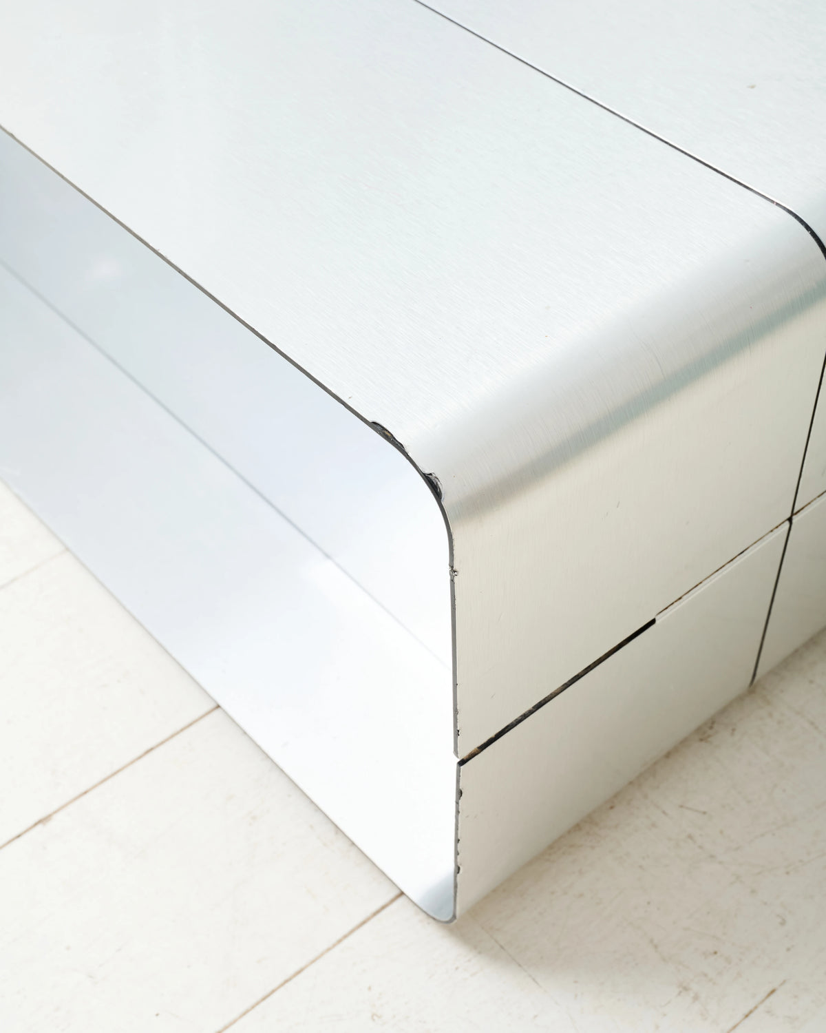 Table basse en aluminium et miroir, Roche Bobois, 1970-1980