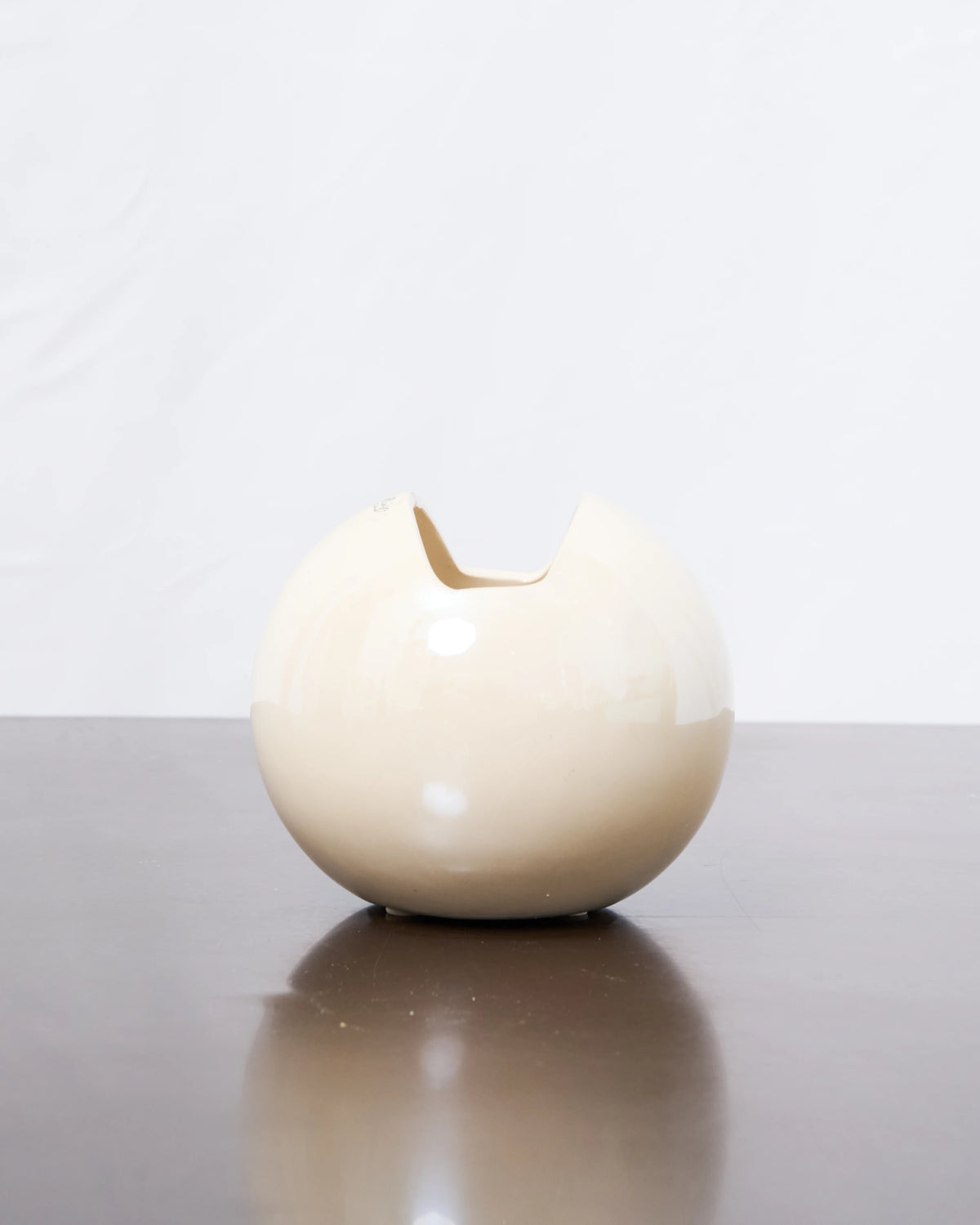 Vase boule en céramique beige glossy, WP design, 1970s