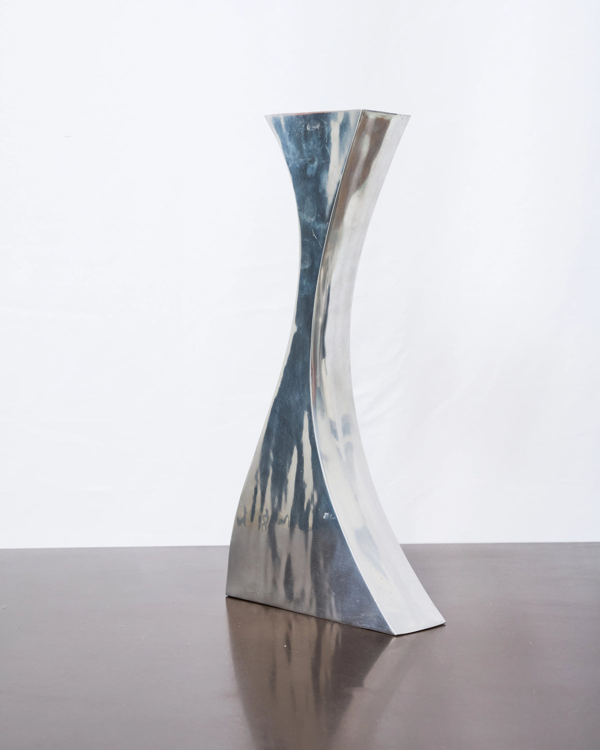 Vase haut "Vague" en fonte d’aluminium #1, Italie, 1970-1980s